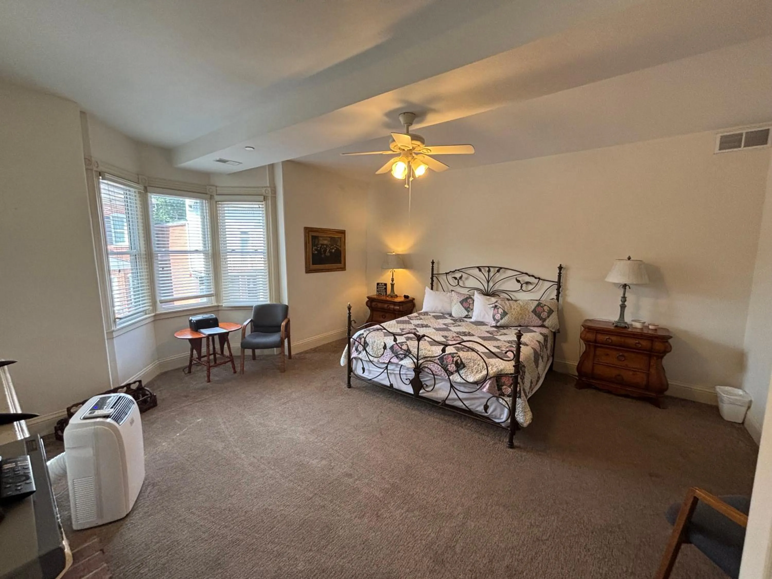 Bedroom, Bed in Hermann Crown Suites