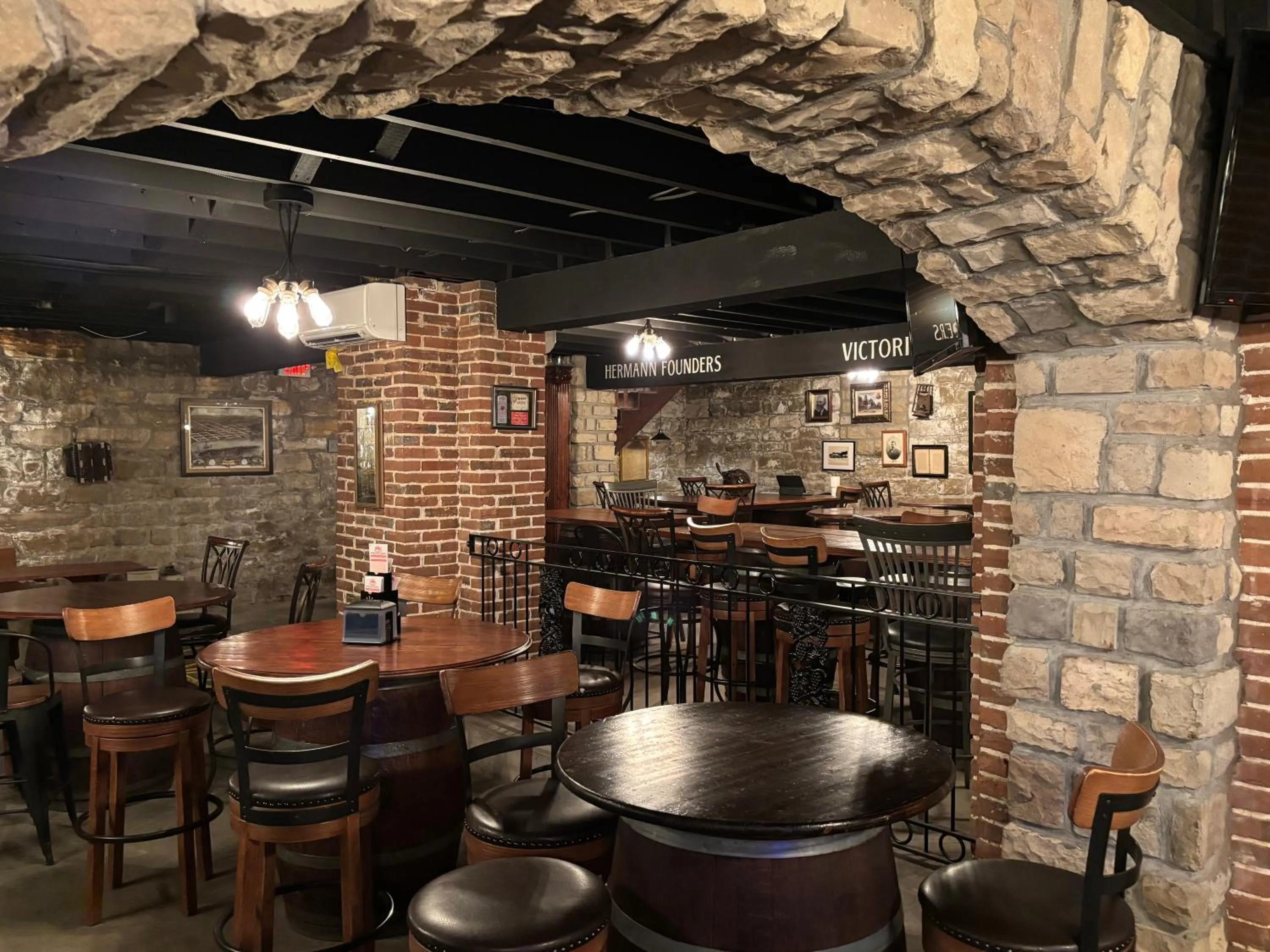 Restaurant/places to eat in Hermann Crown Suites