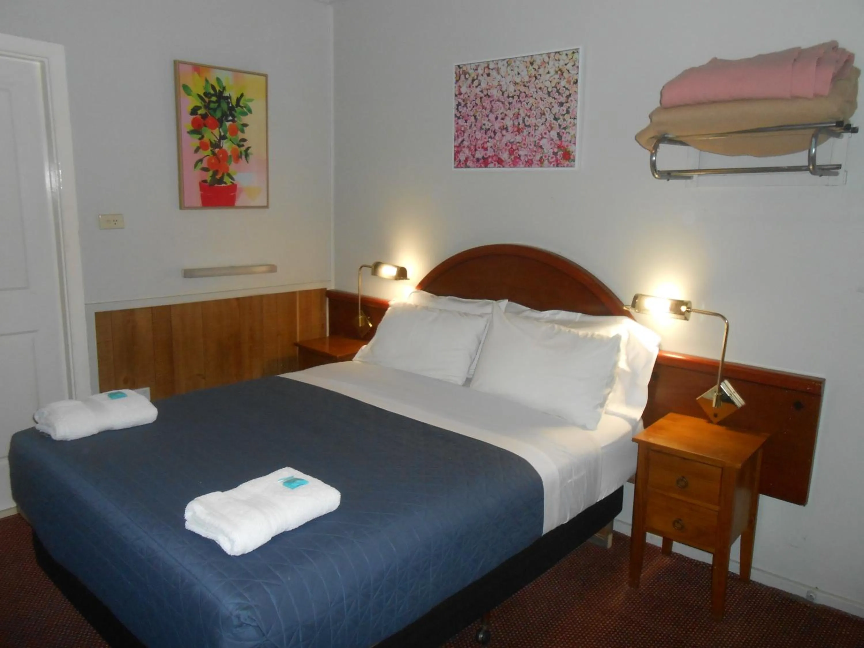 Bed in Mount View Motel