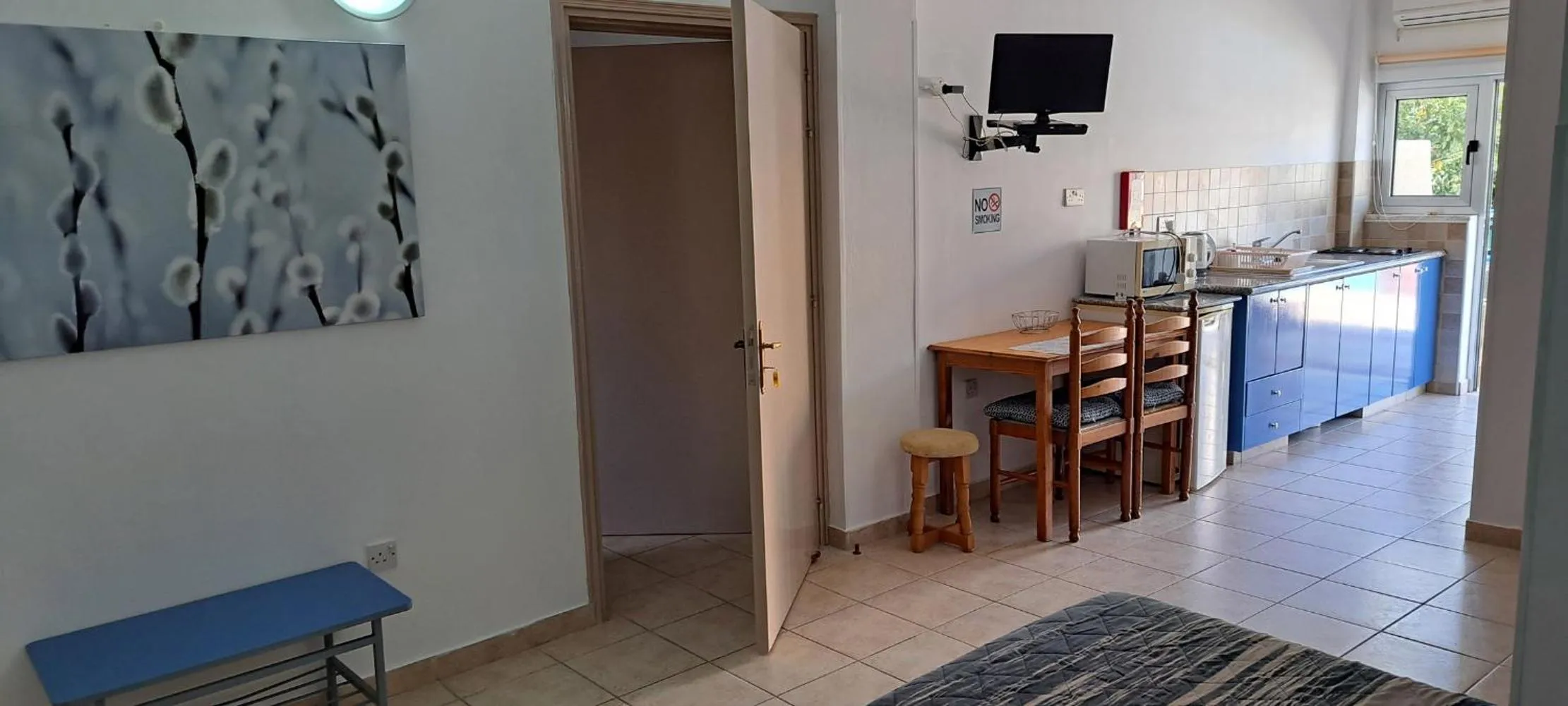 TV and multimedia in C & A Hotel Apartments