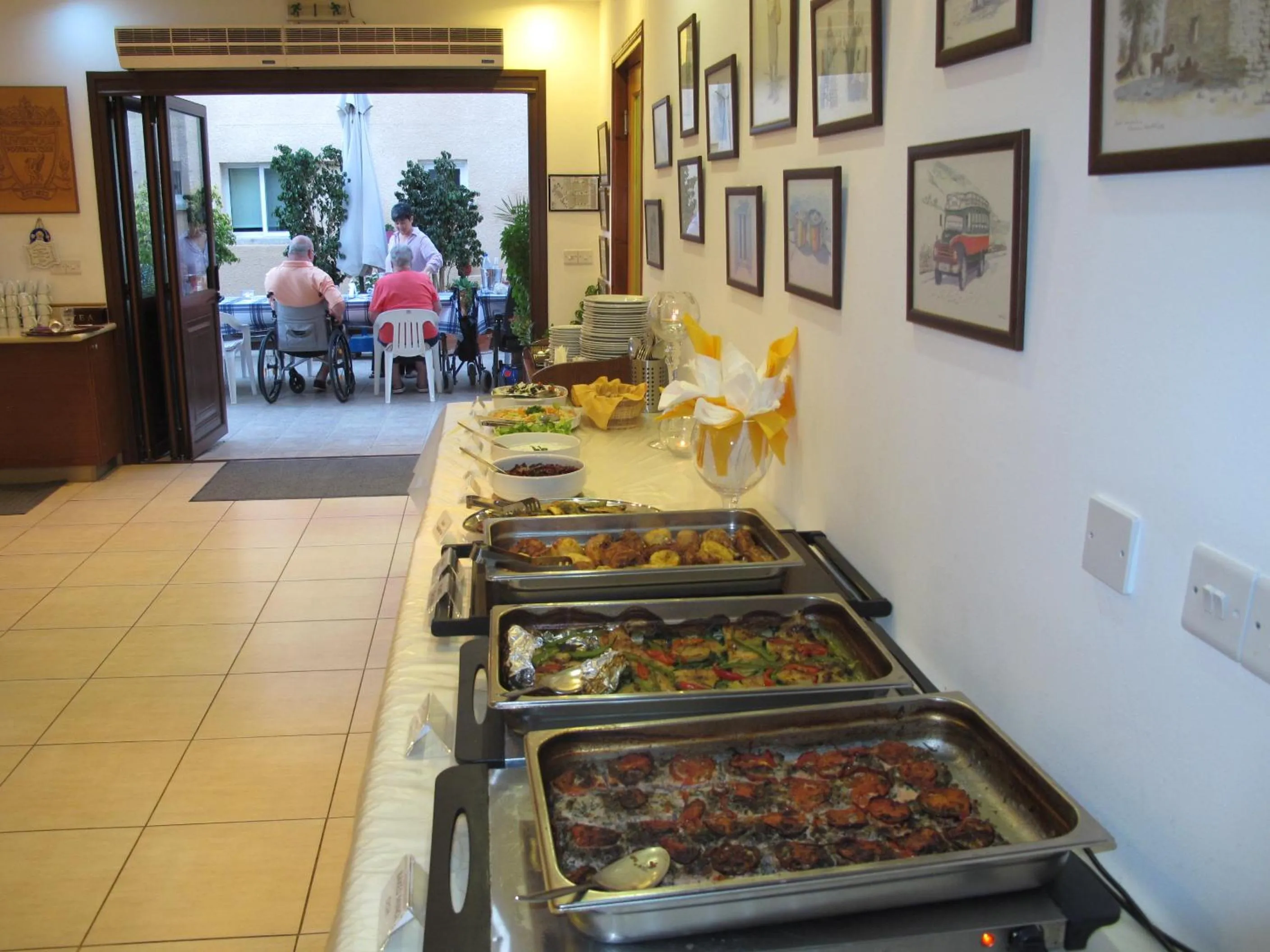 Restaurant/places to eat in C & A Hotel Apartments