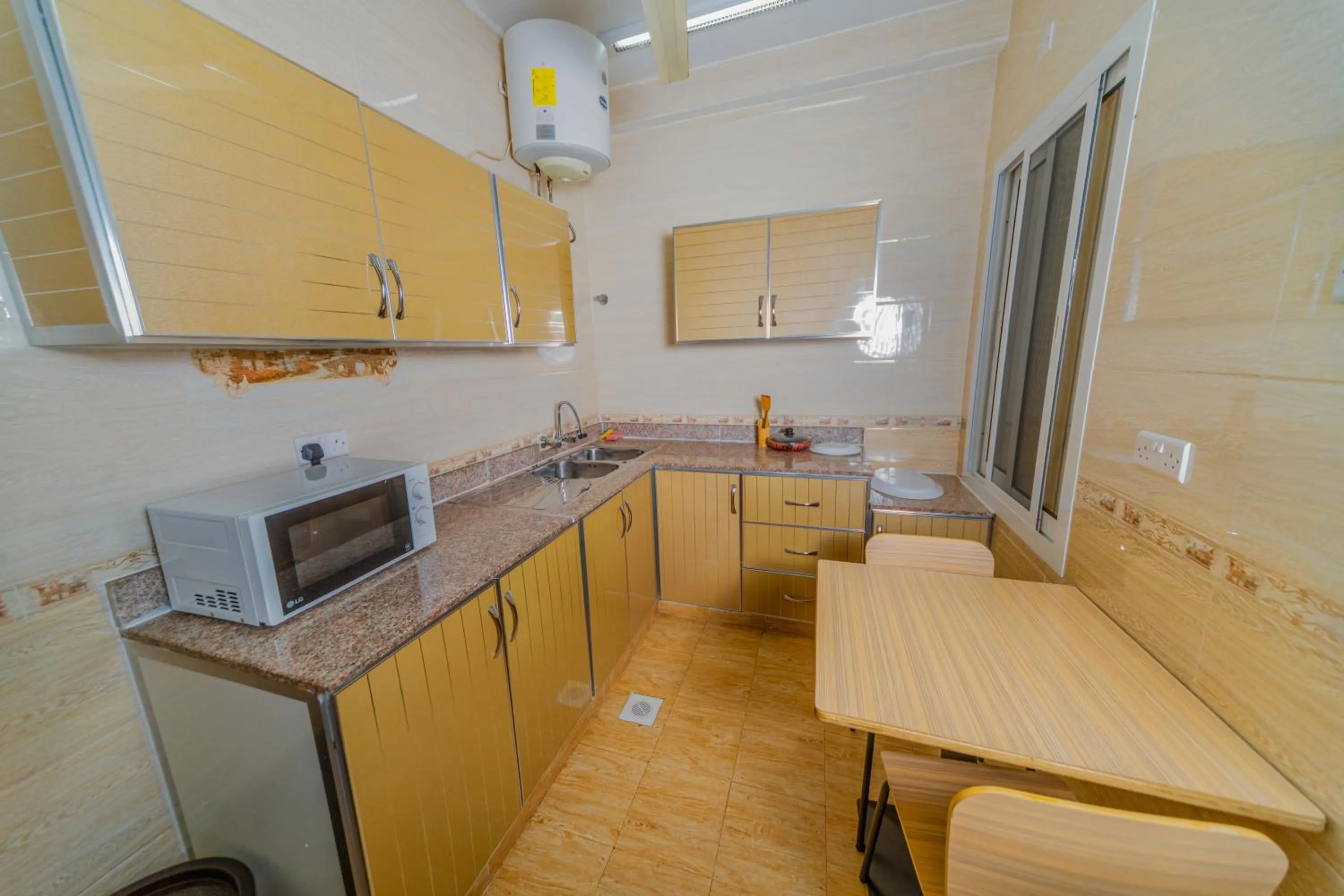 Kitchen or kitchenette in Zaki Hotel Apartment