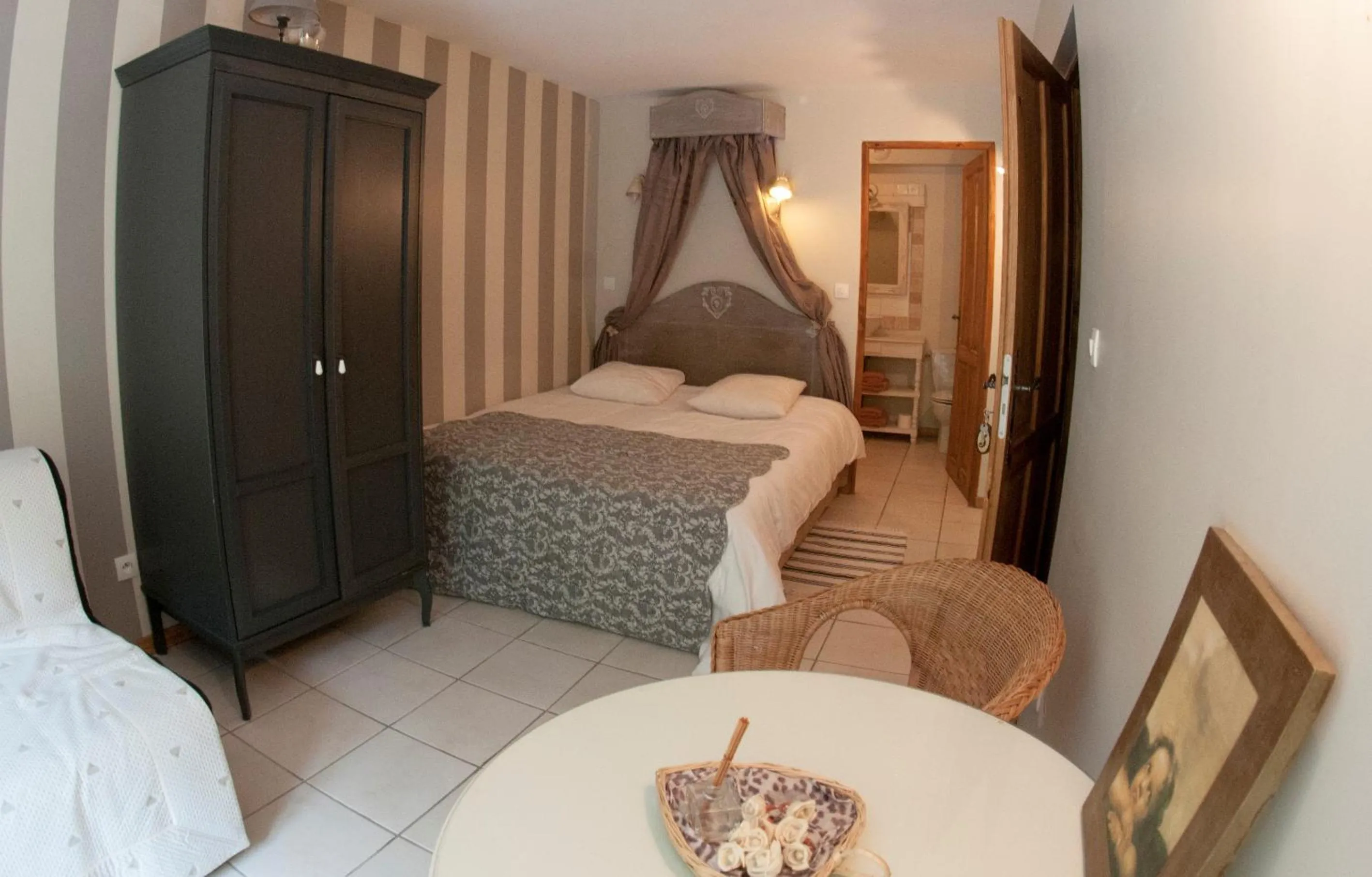 Photo of the whole room, Bed in La Clé des Bois