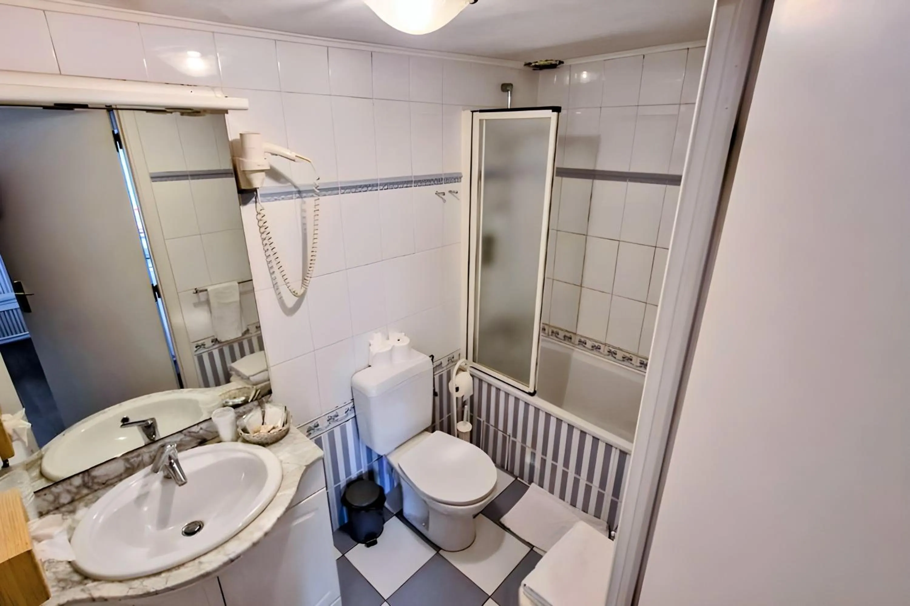 Bathroom in Hotel-Restaurant Bonhomme