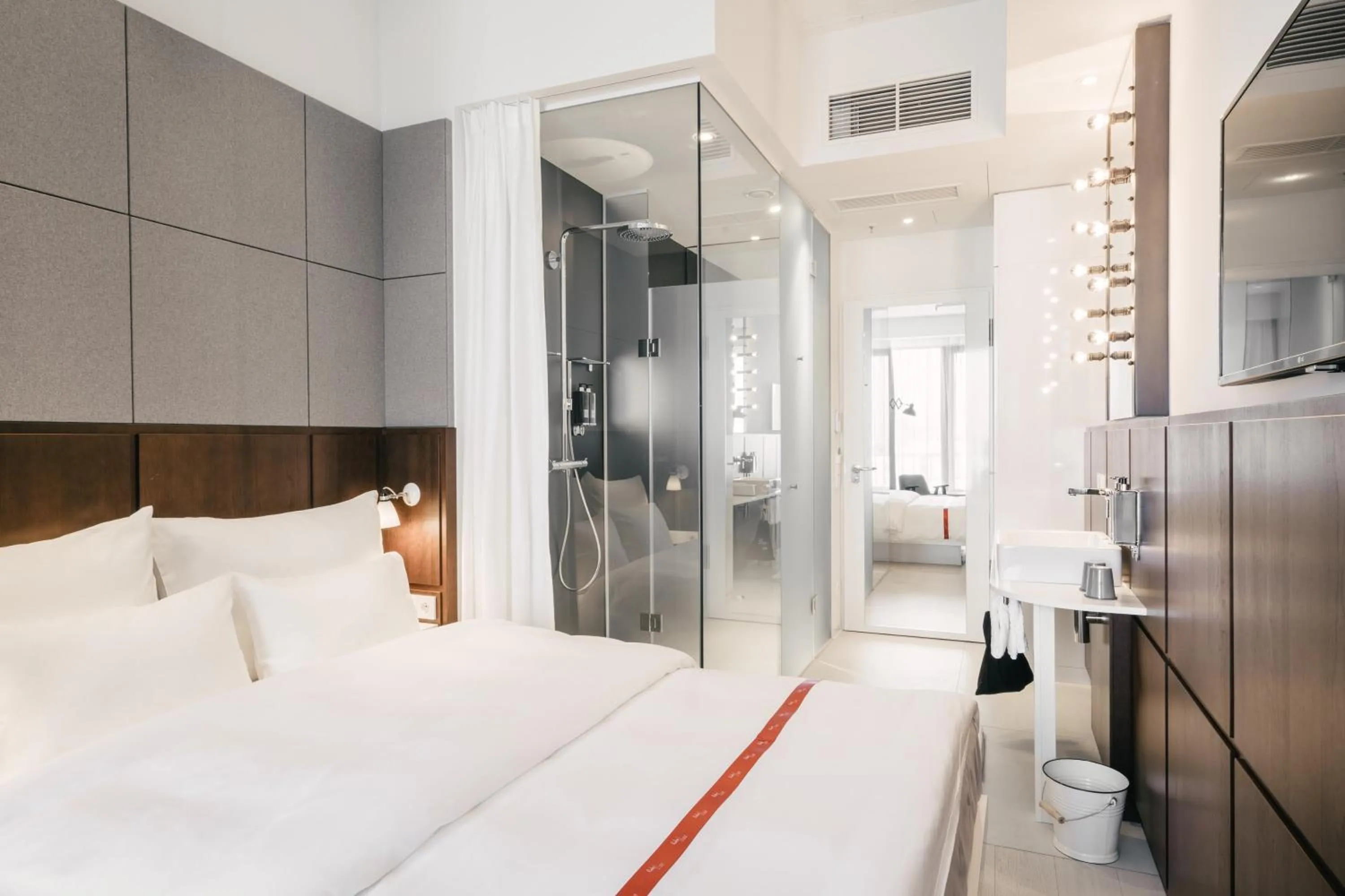 Photo of the whole room, Bed in Ruby Lilly Hotel Munich