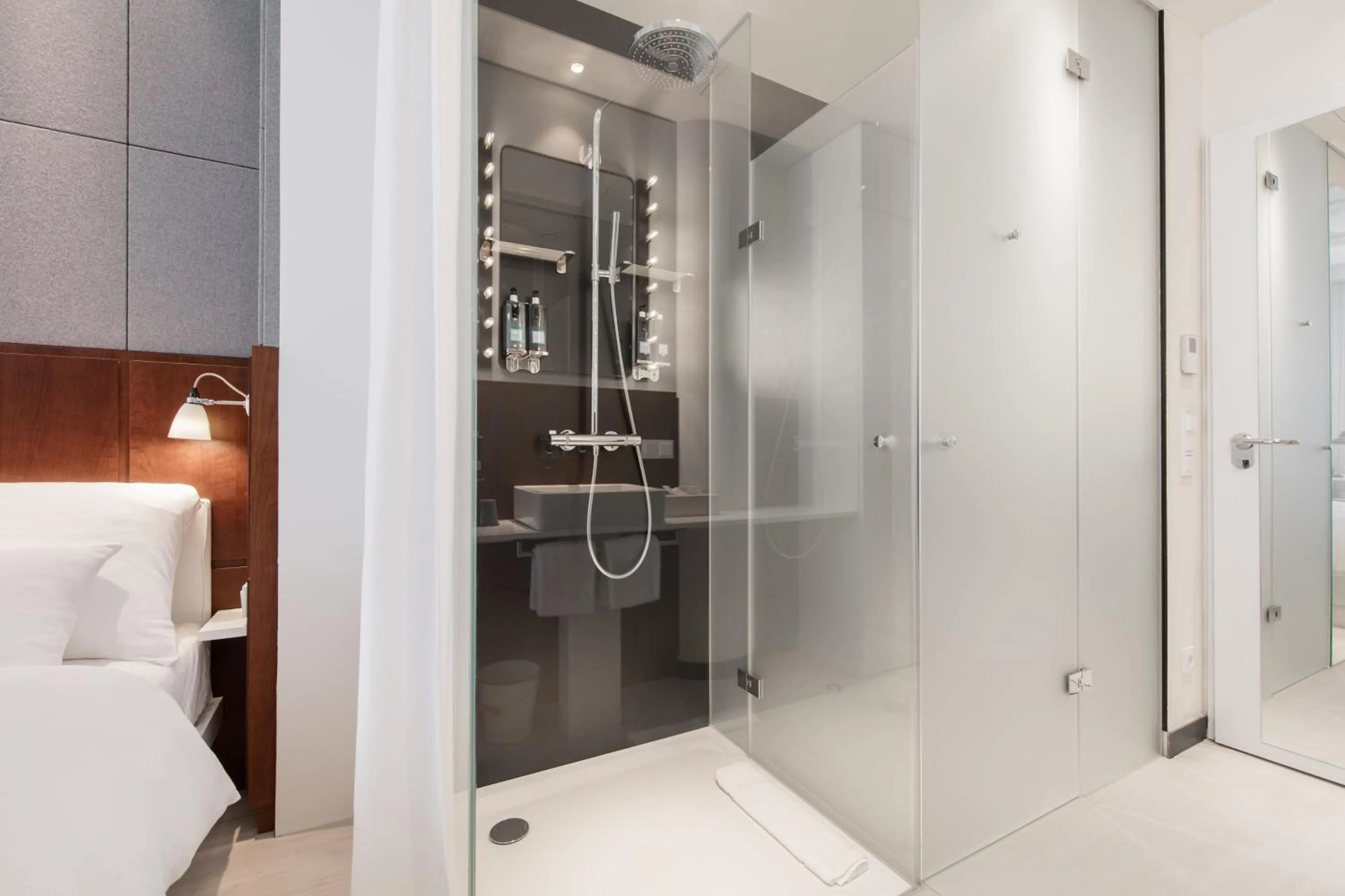 Bathroom, Bed in Ruby Lilly Hotel Munich