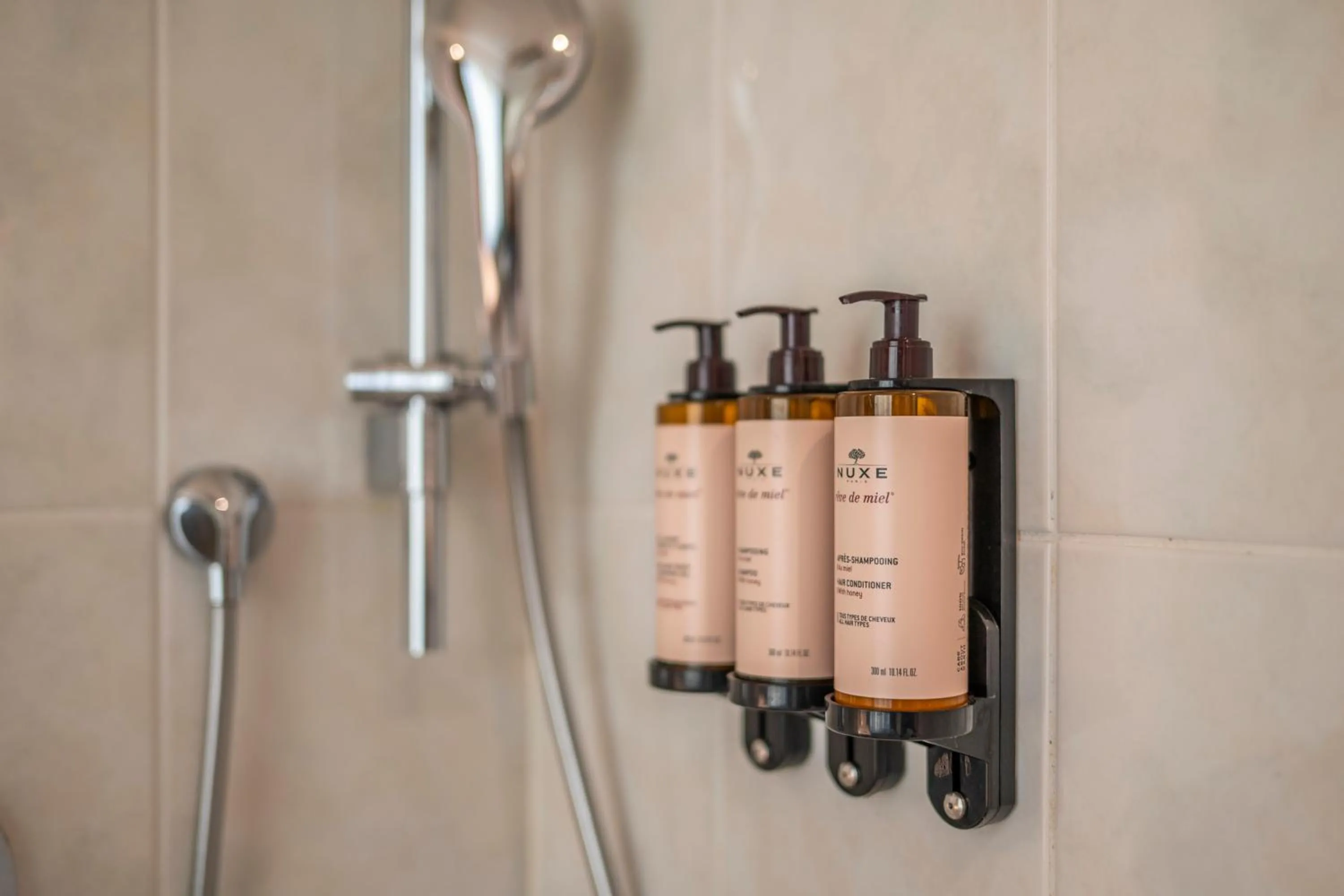 Shower in Serwir Hotel