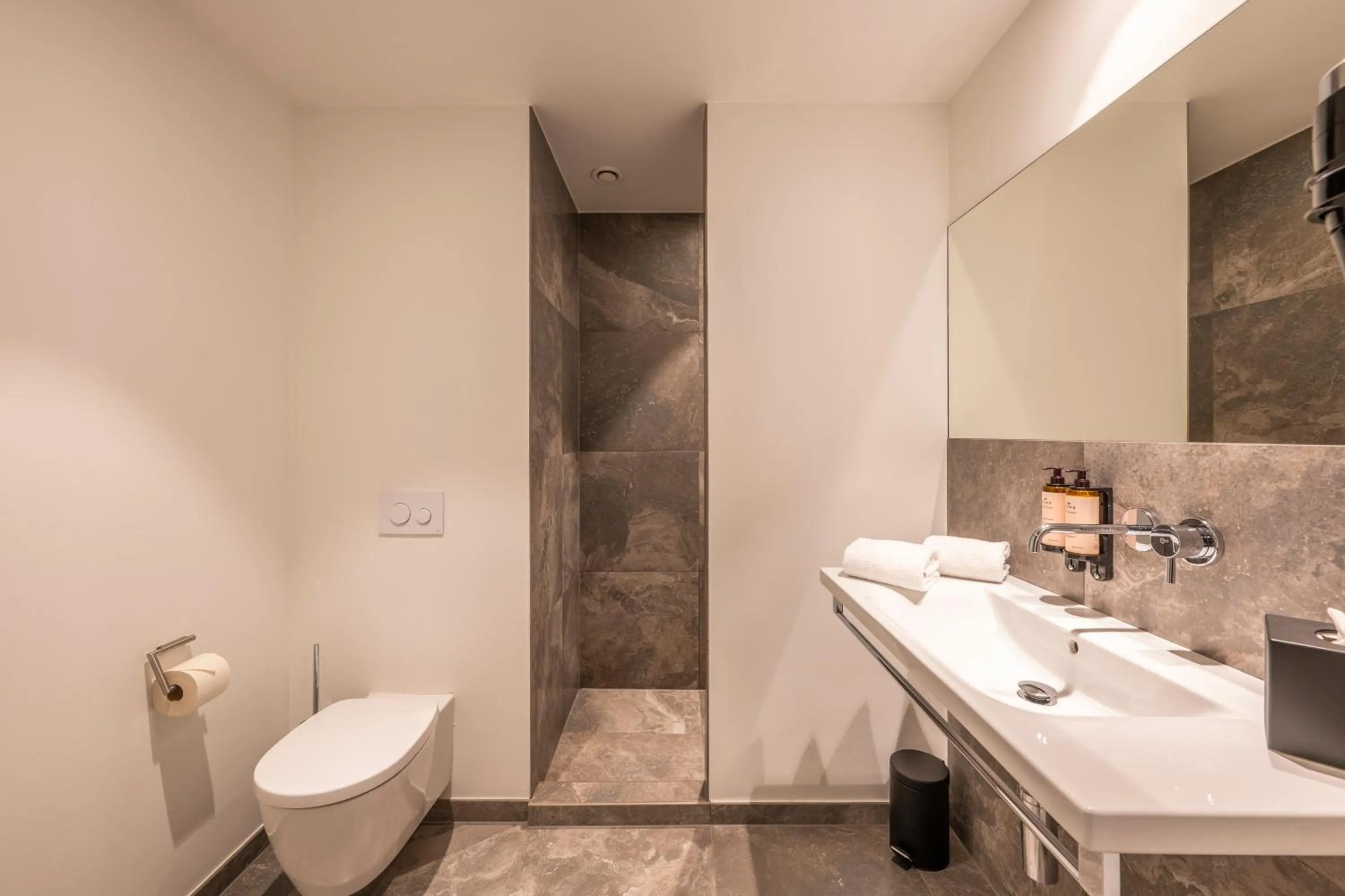 Toilet in Serwir Hotel