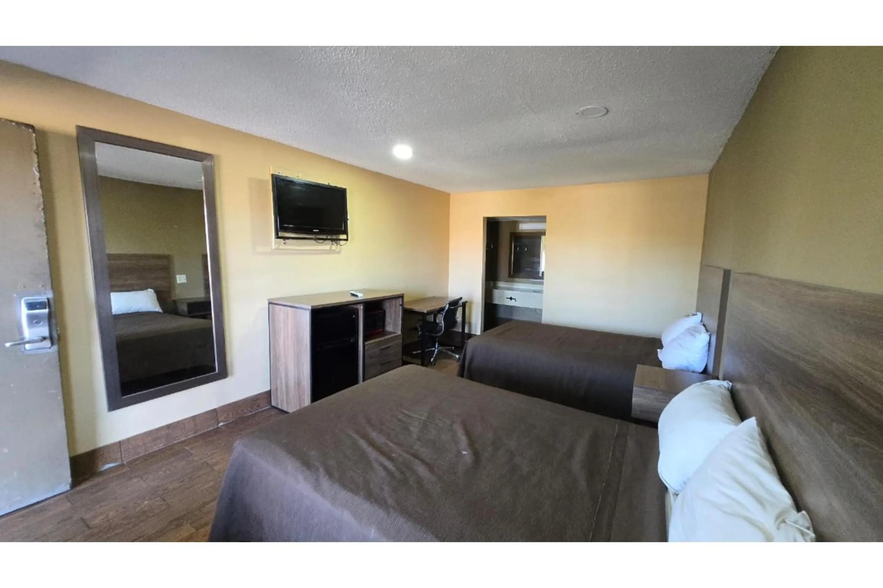 Bedroom in Diamond Inn Motel By OYO Jackson Hwy 80- I-20