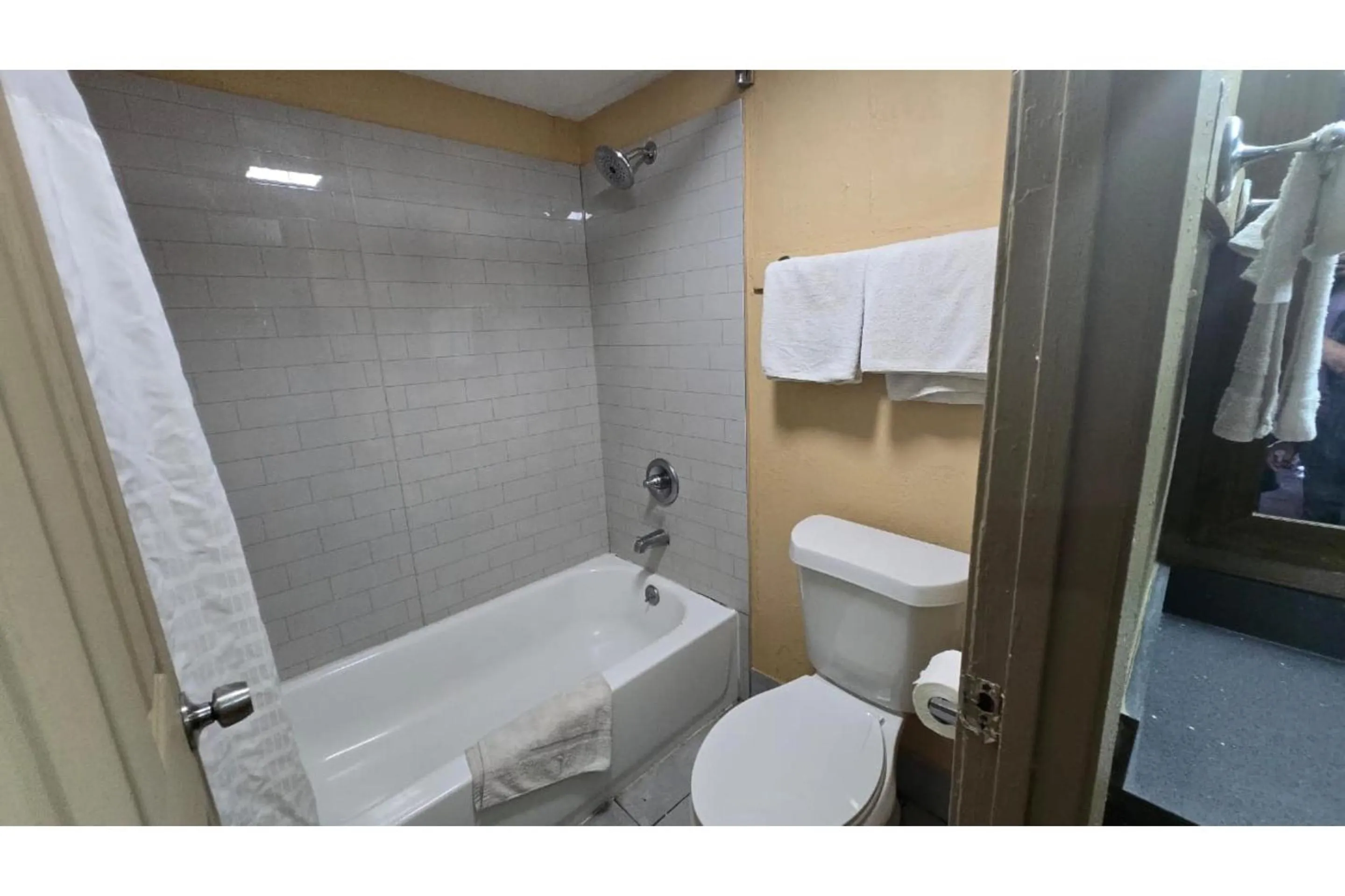 Bathroom in Diamond Inn Motel By OYO Jackson Hwy 80- I-20