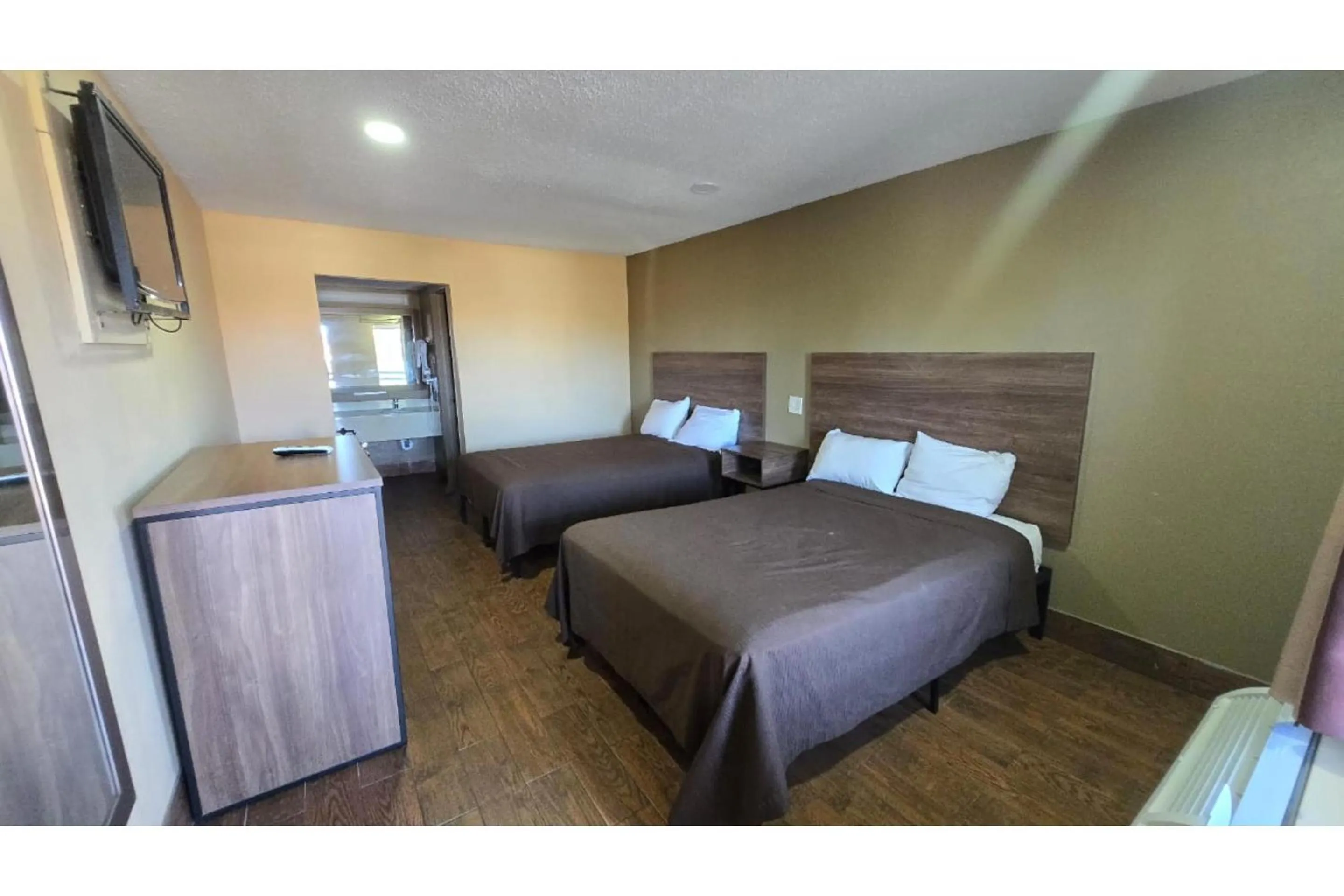 Bed in Diamond Inn Motel By OYO Jackson Hwy 80- I-20