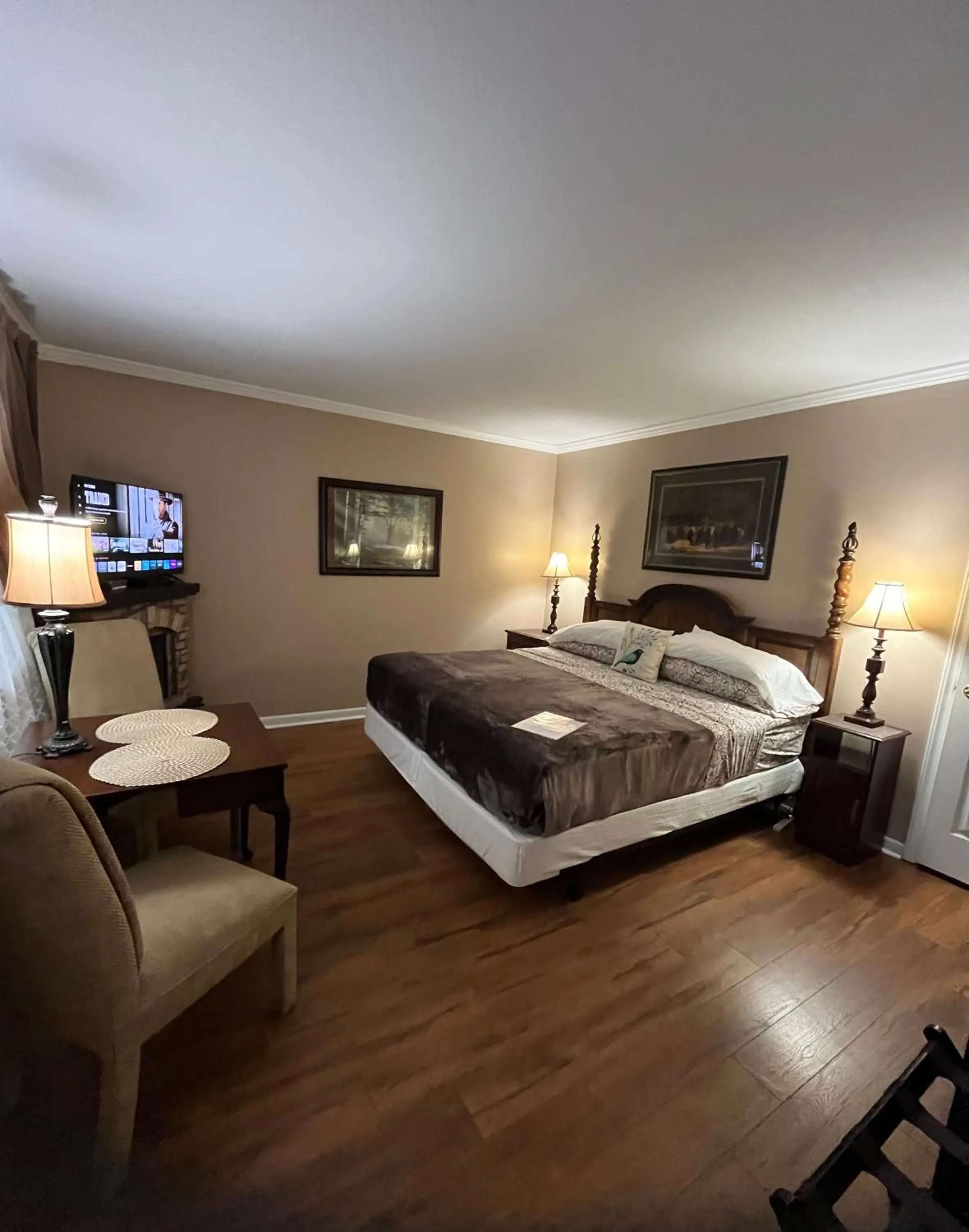 Photo of the whole room, Bed in Grafton Lodge