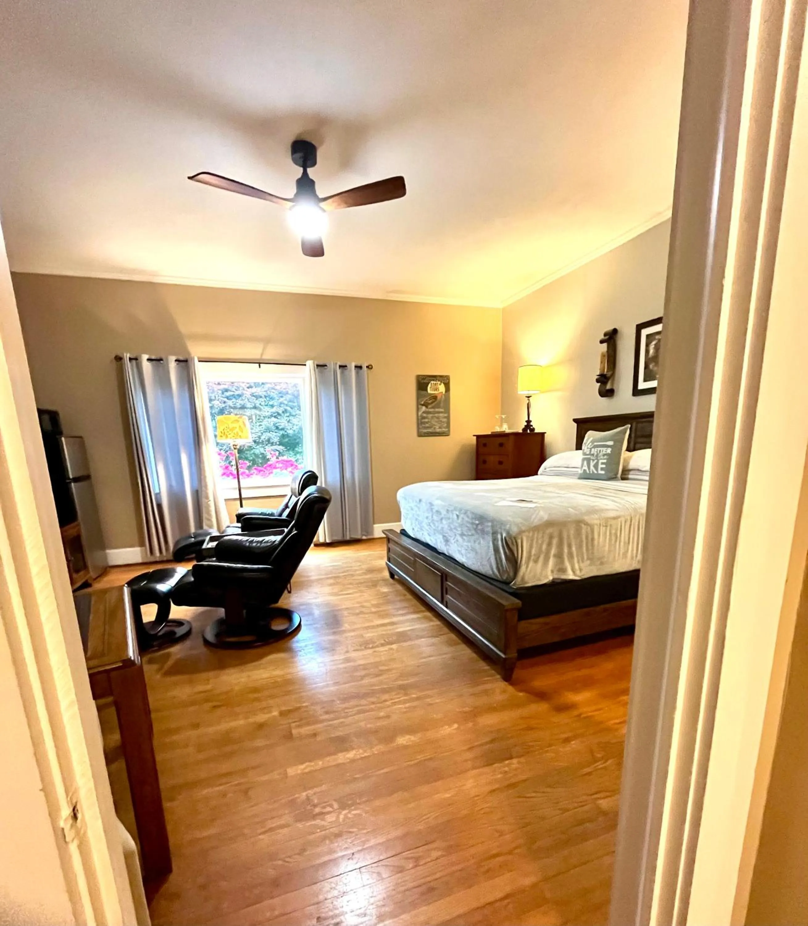 Photo of the whole room, Bed in Grafton Lodge