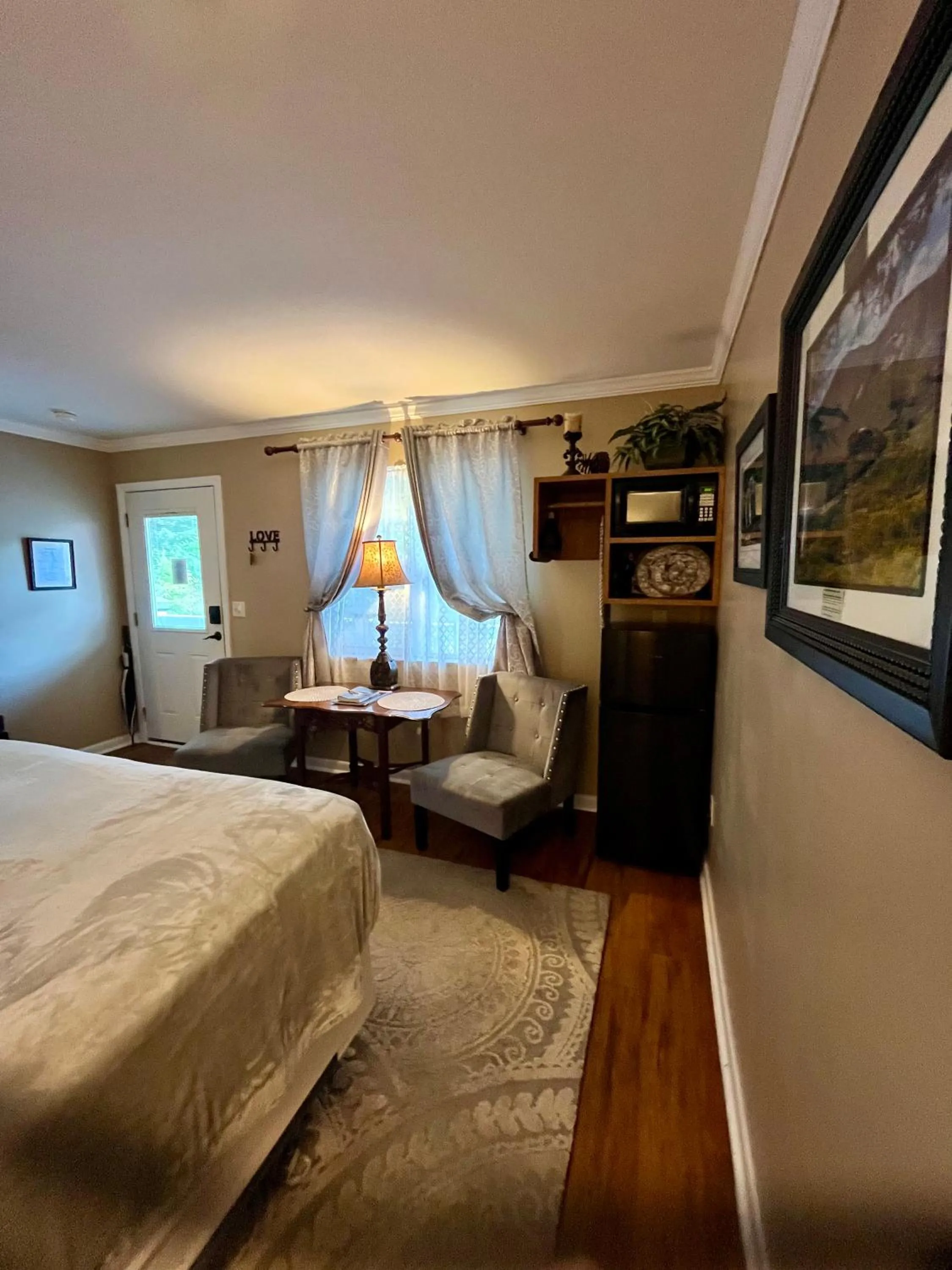 Seating area, Bed in Grafton Lodge