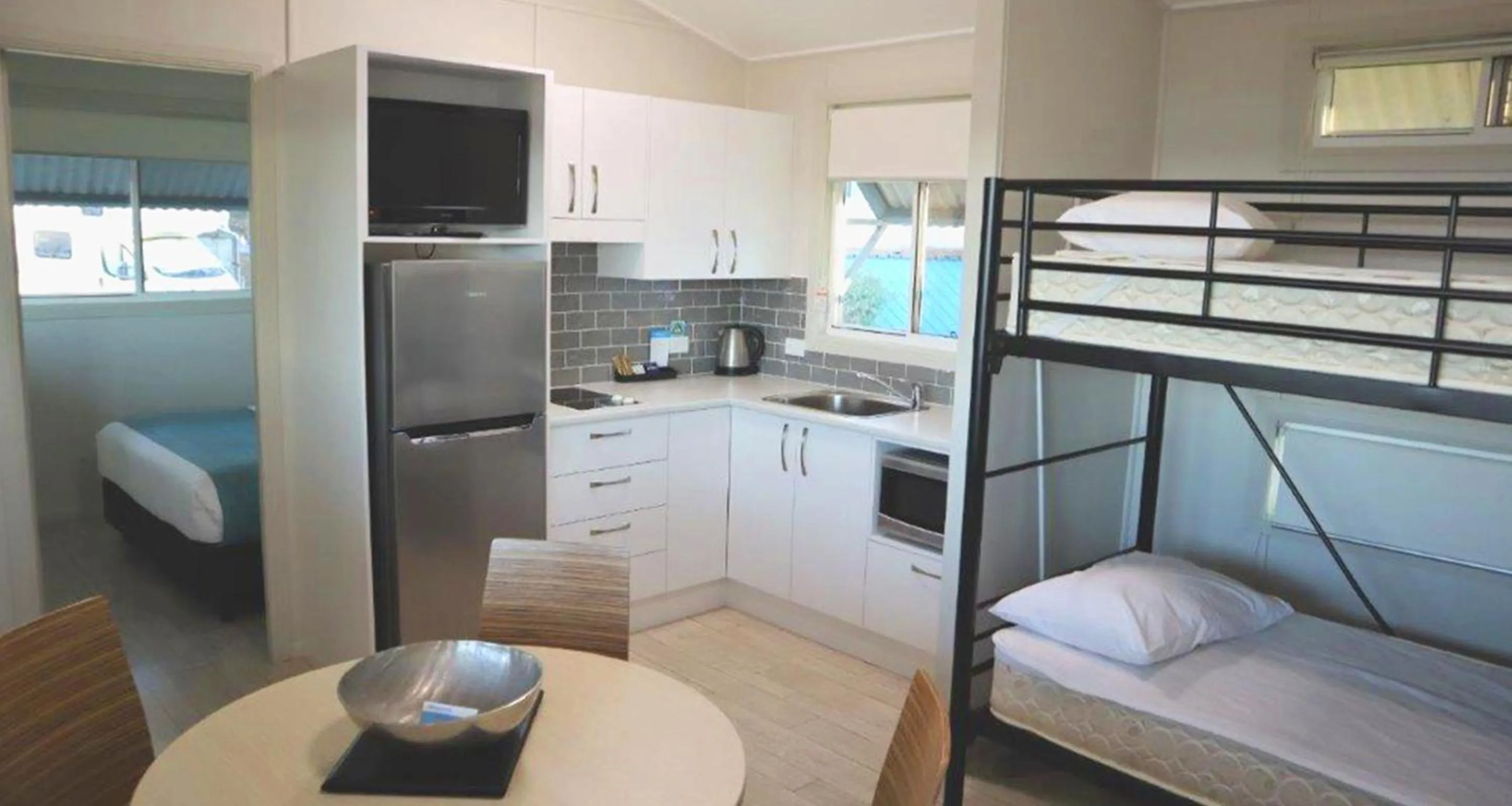 Kitchen or kitchenette, Bed in NRMA Port Macquarie Breakwall Holiday Park