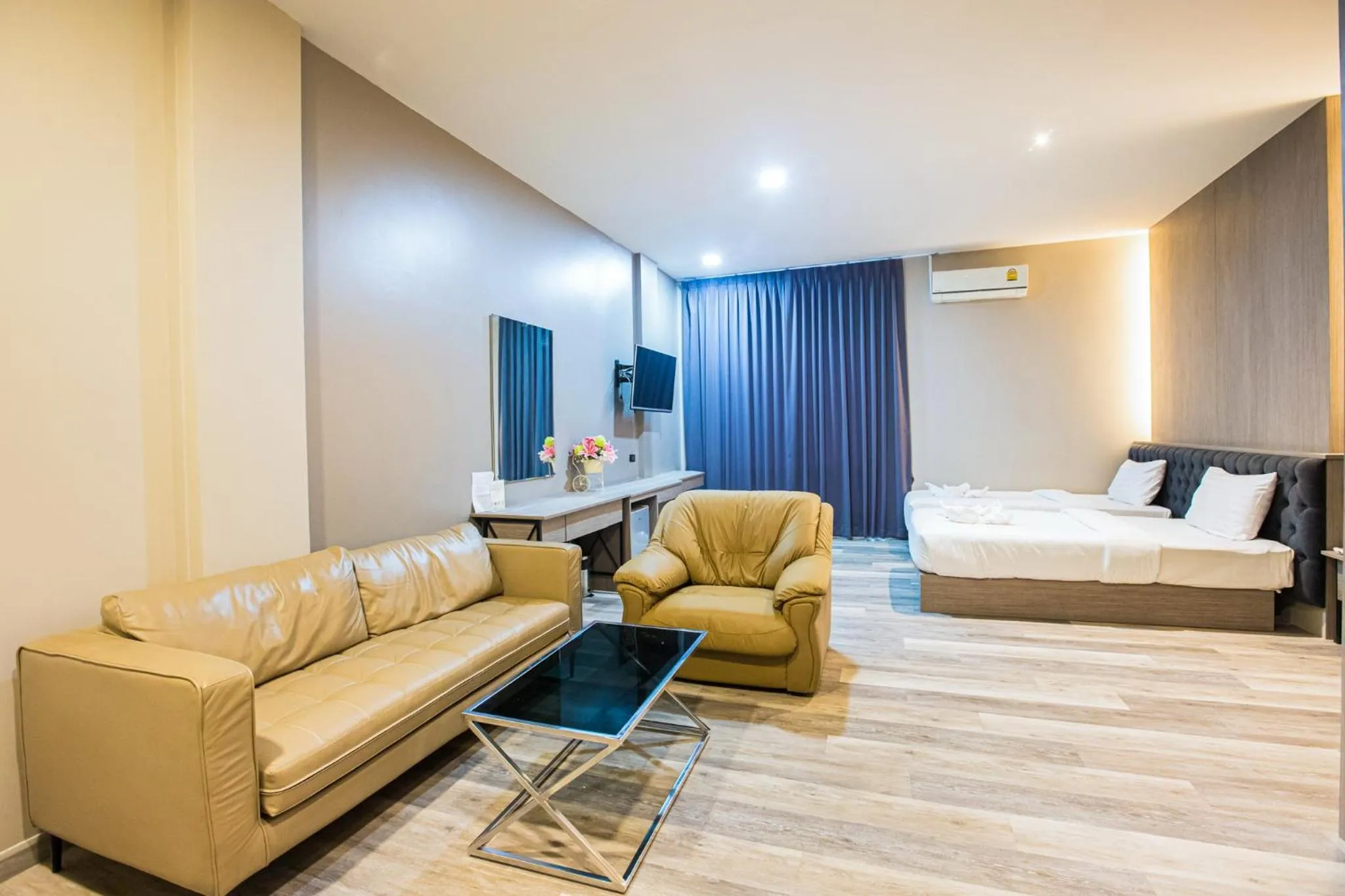 Living room, Bed in Tara Park Resotel