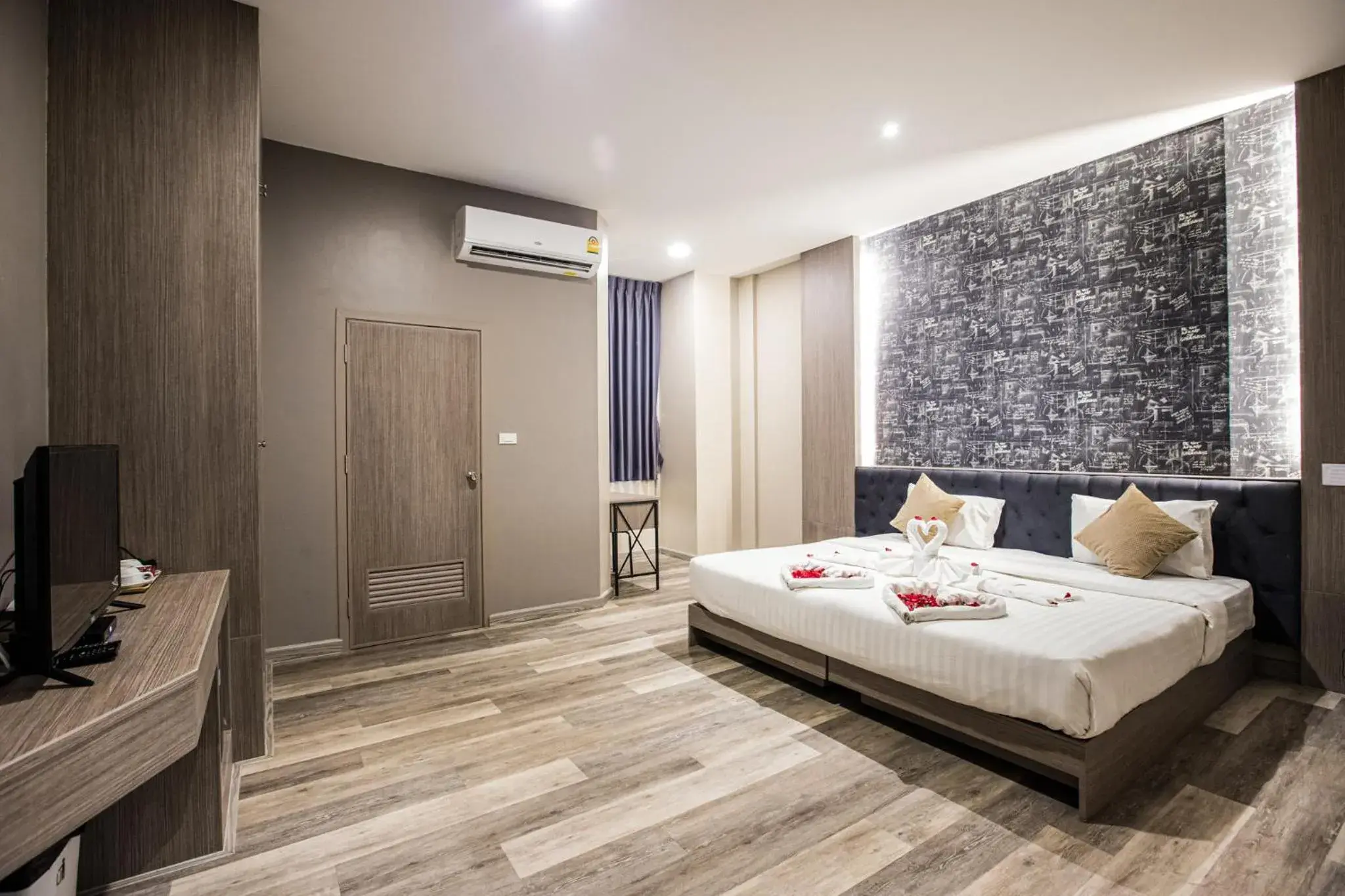 Deluxe King Room in Tara Park Resotel Deluxe King Room in Tara Park Resotel