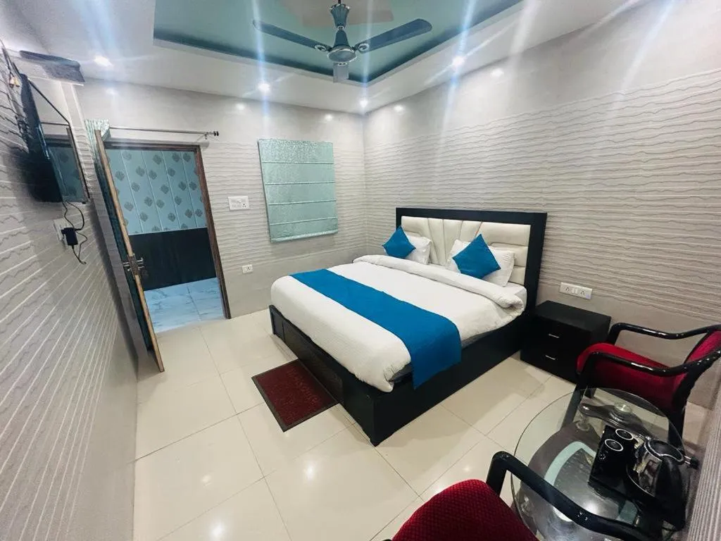 Bed in Hotel Gangotri