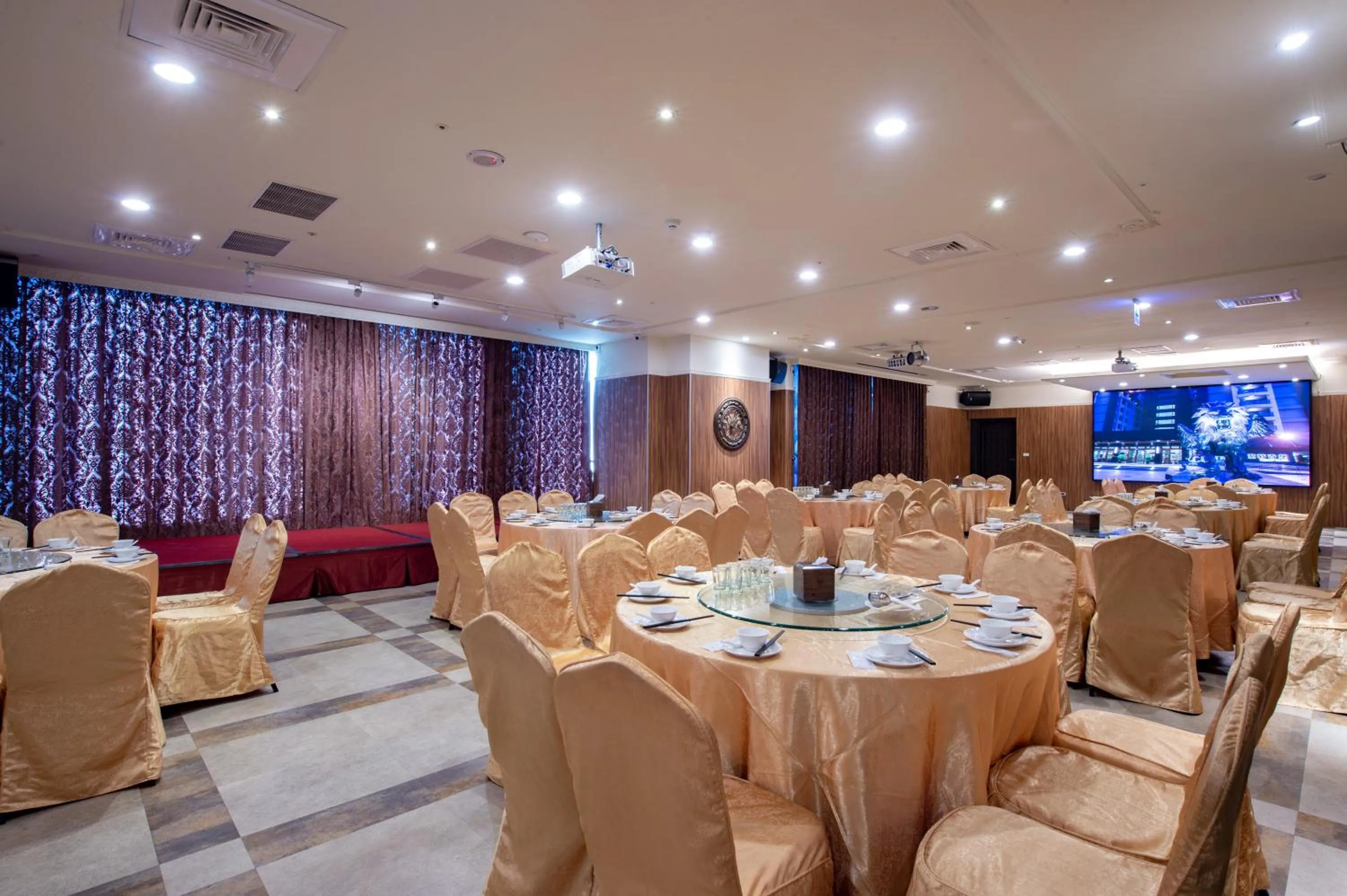 Restaurant/places to eat in Fantasy Palace