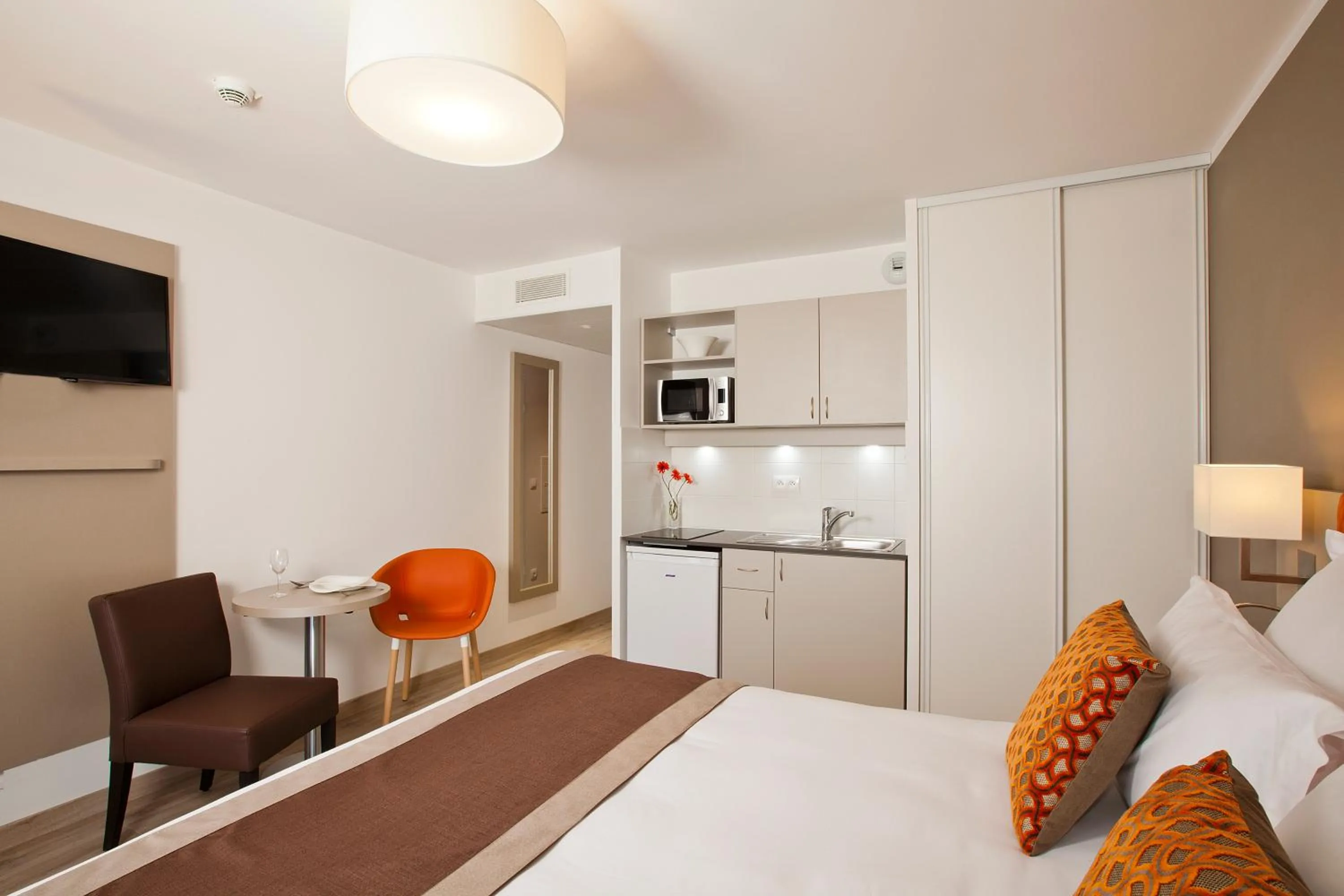 Kitchen or kitchenette, Bed in Residhome Paris Rosa Parks