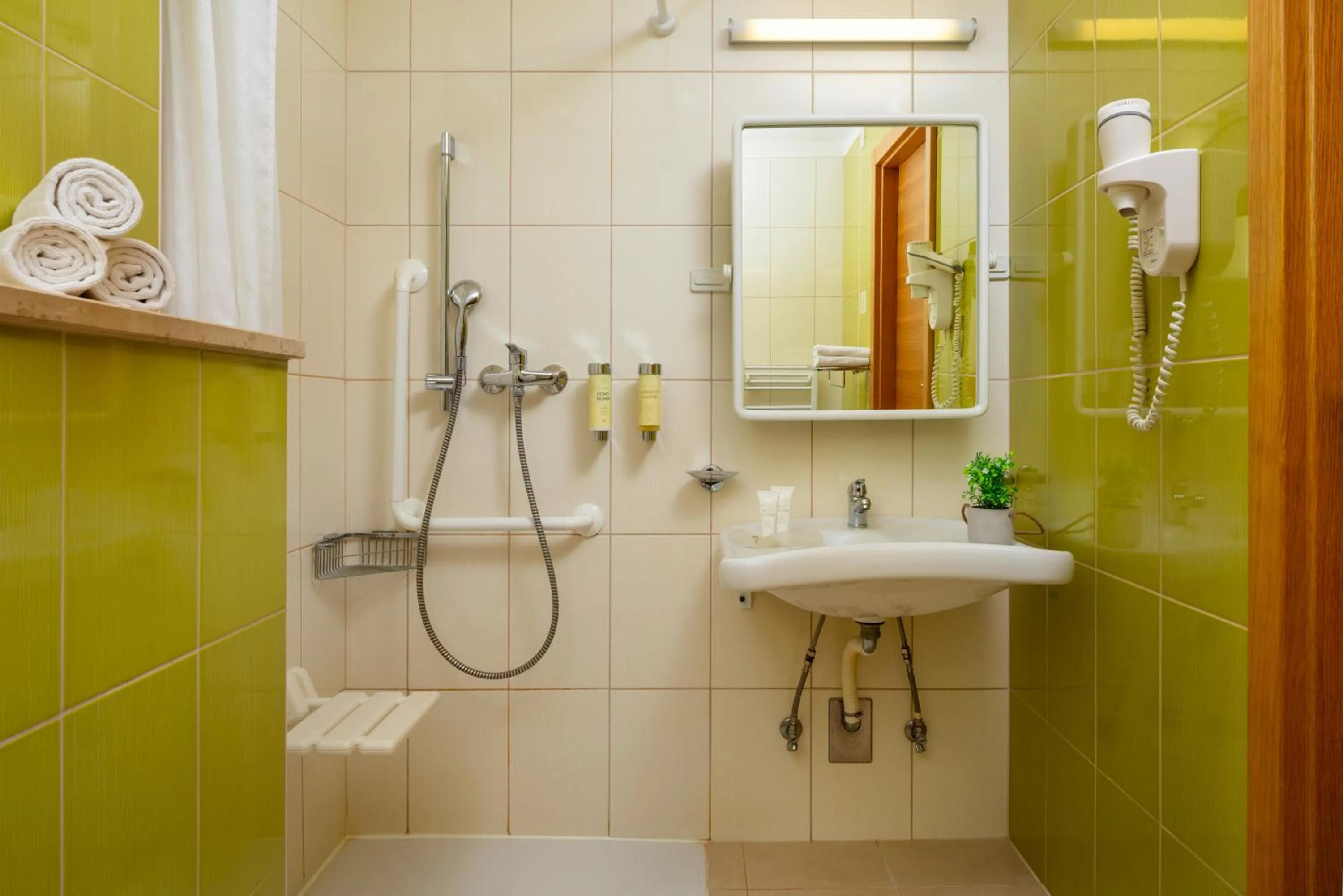 Shower in Family Hotel Vespera