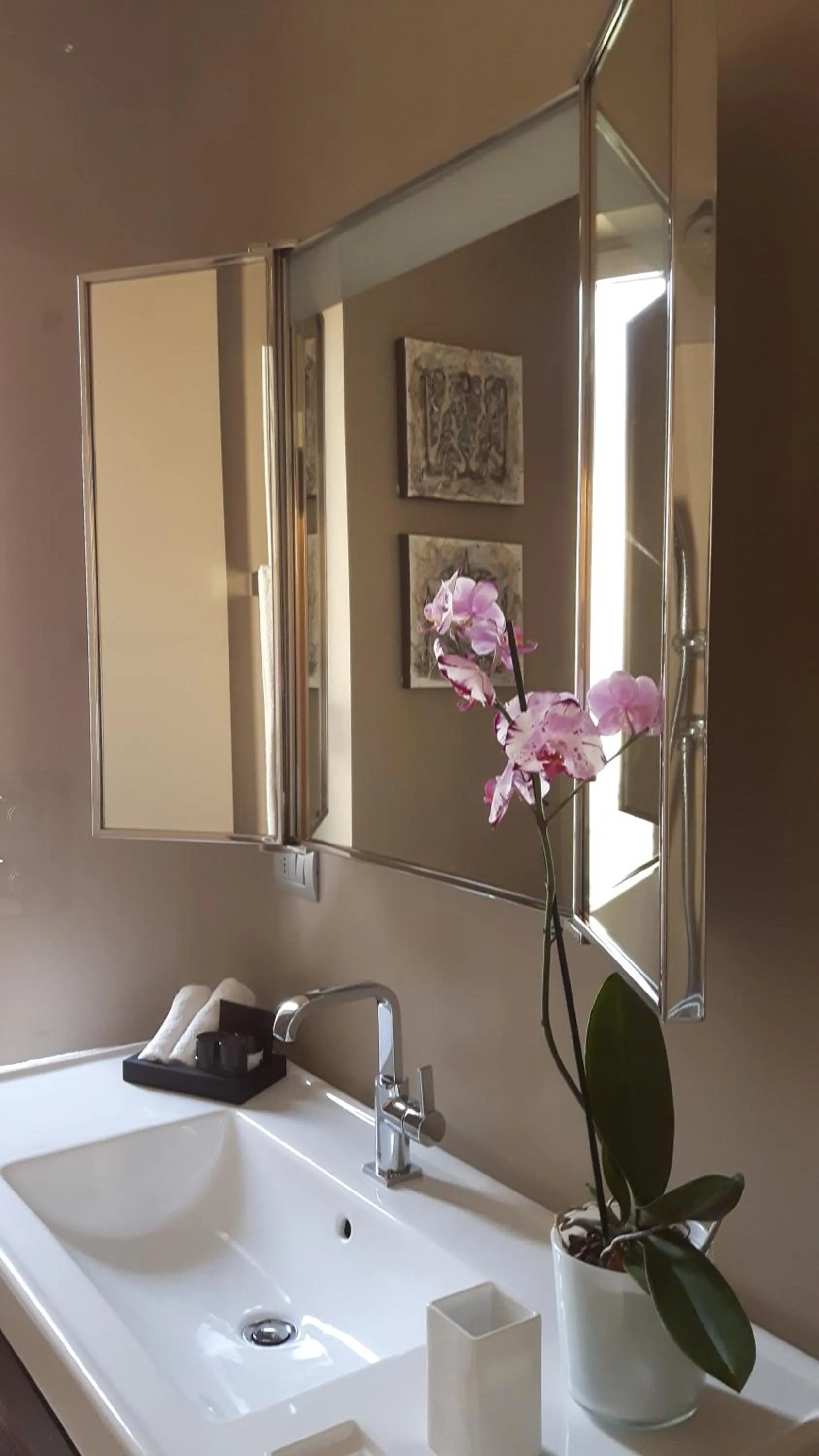 Bathroom in Bronzino House