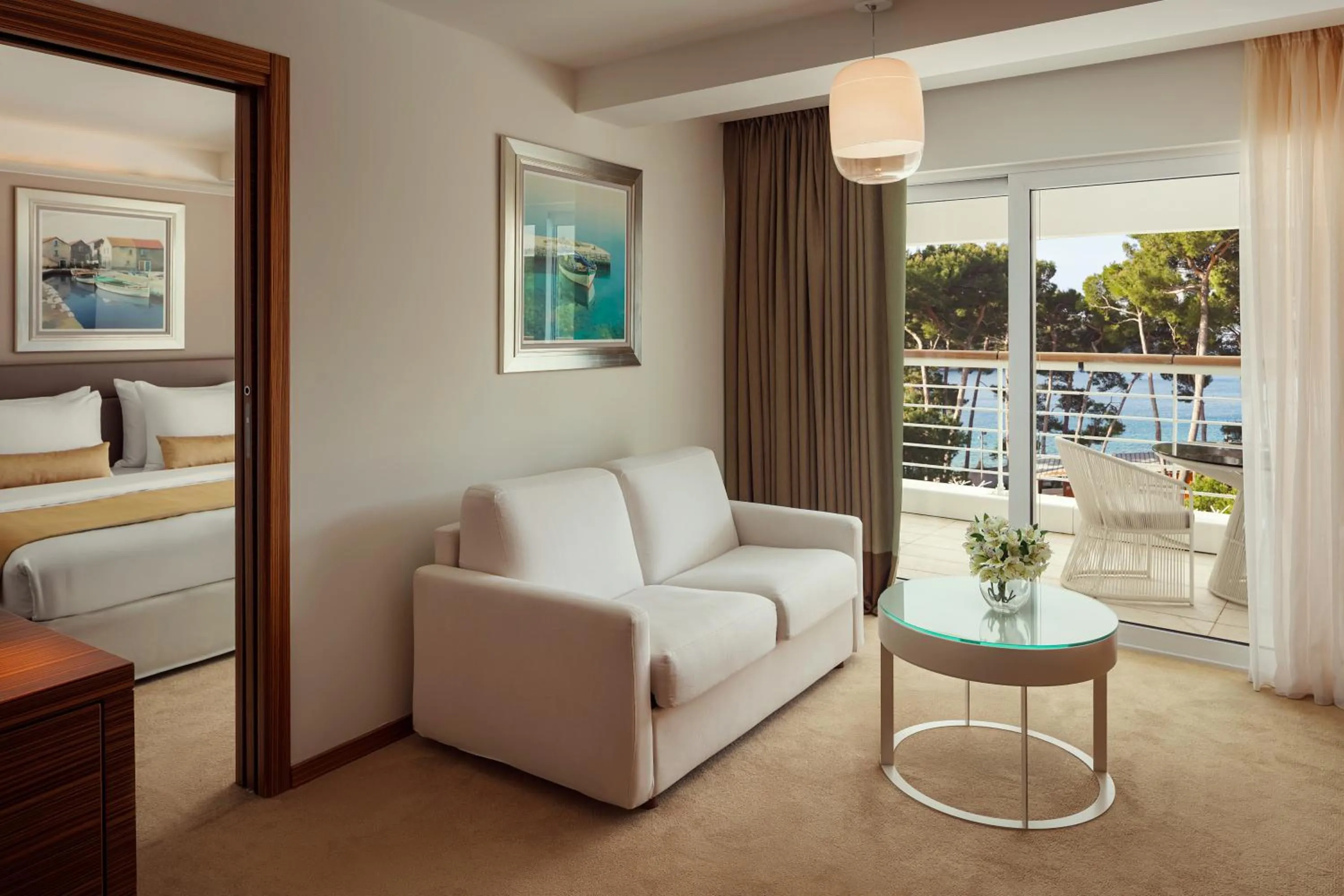 View (from property/room), Bed in Hotel Bellevue