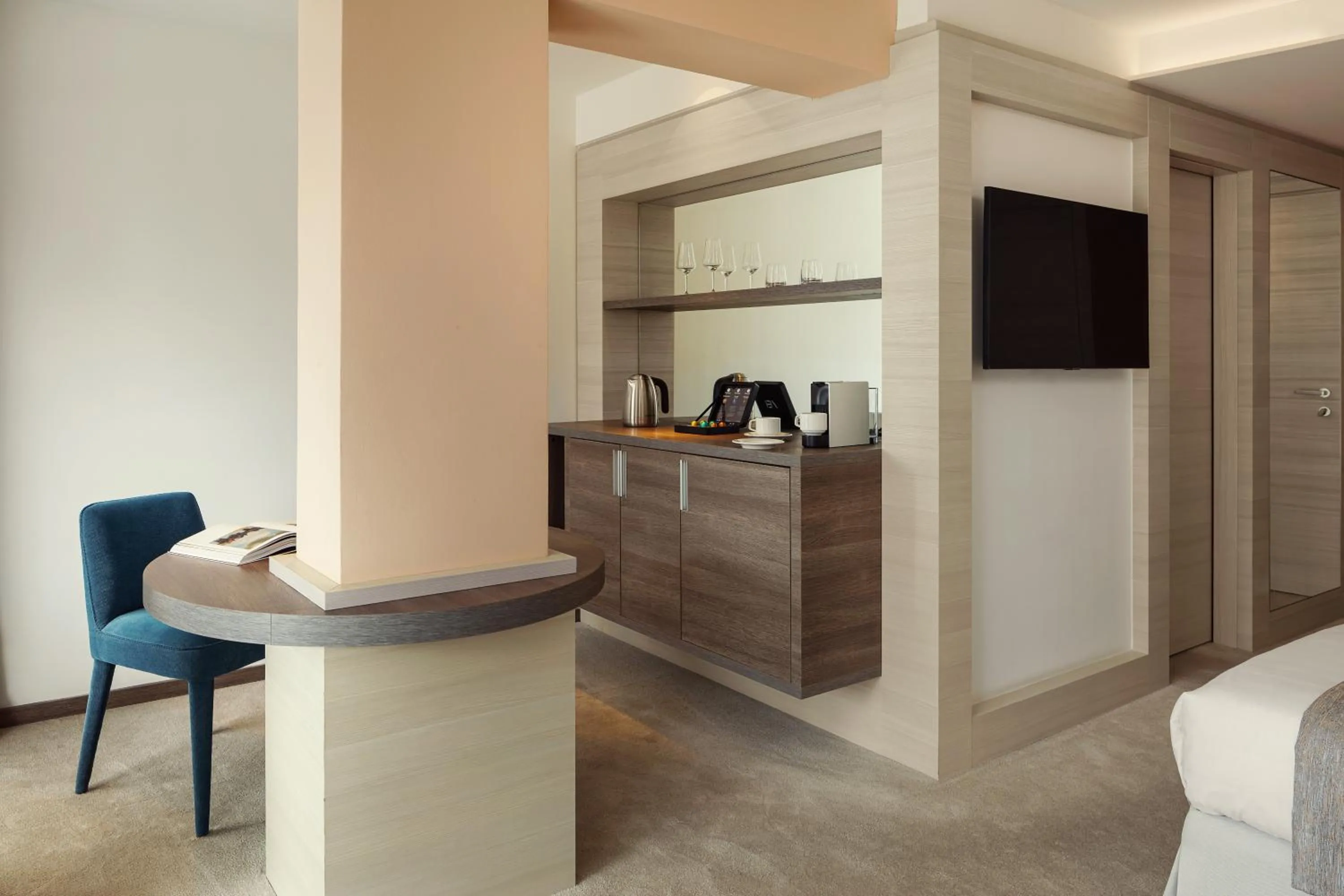 TV and multimedia, Bed in Hotel Bellevue