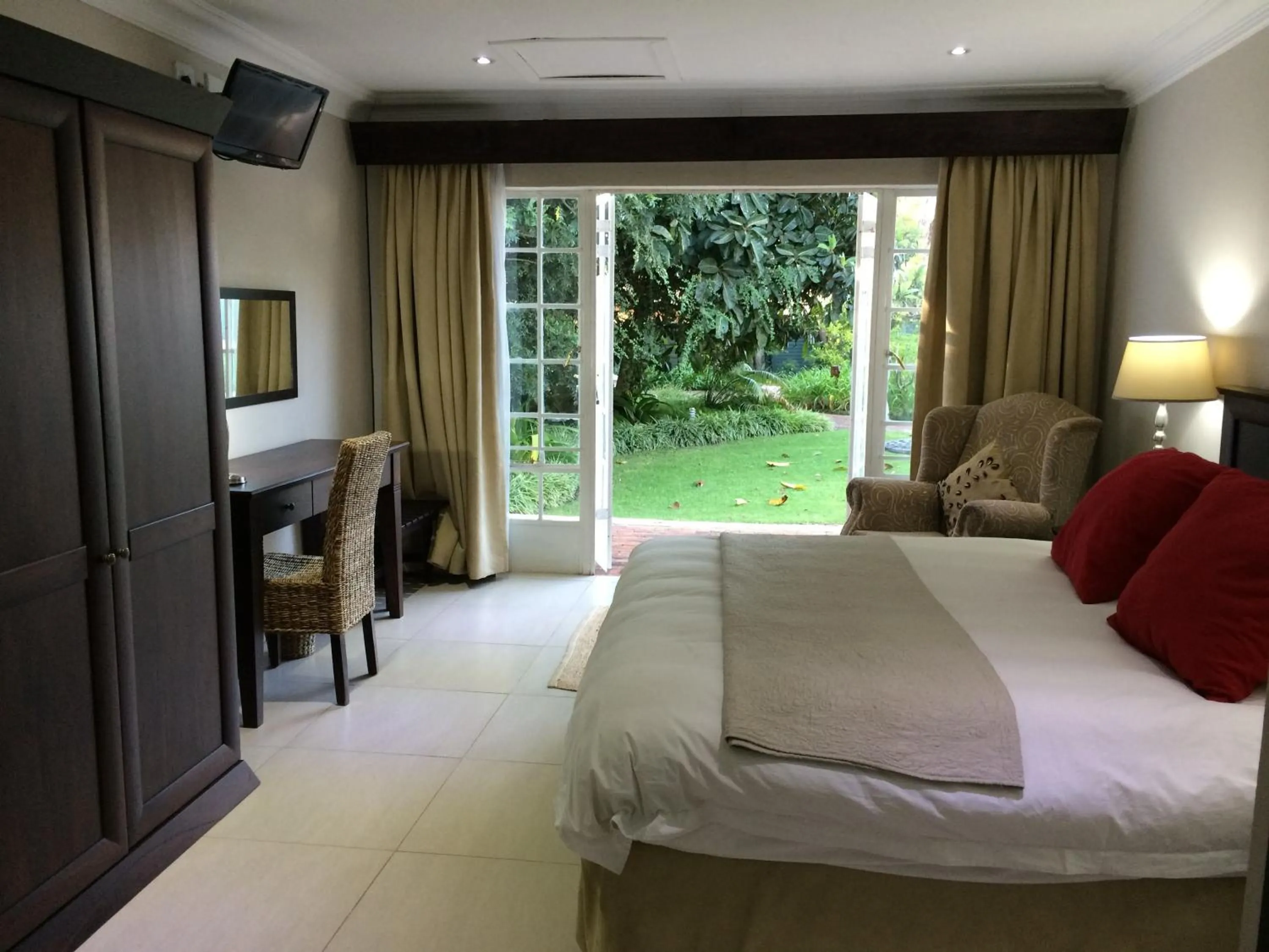 Photo of the whole room, Bed in Polokwane Place