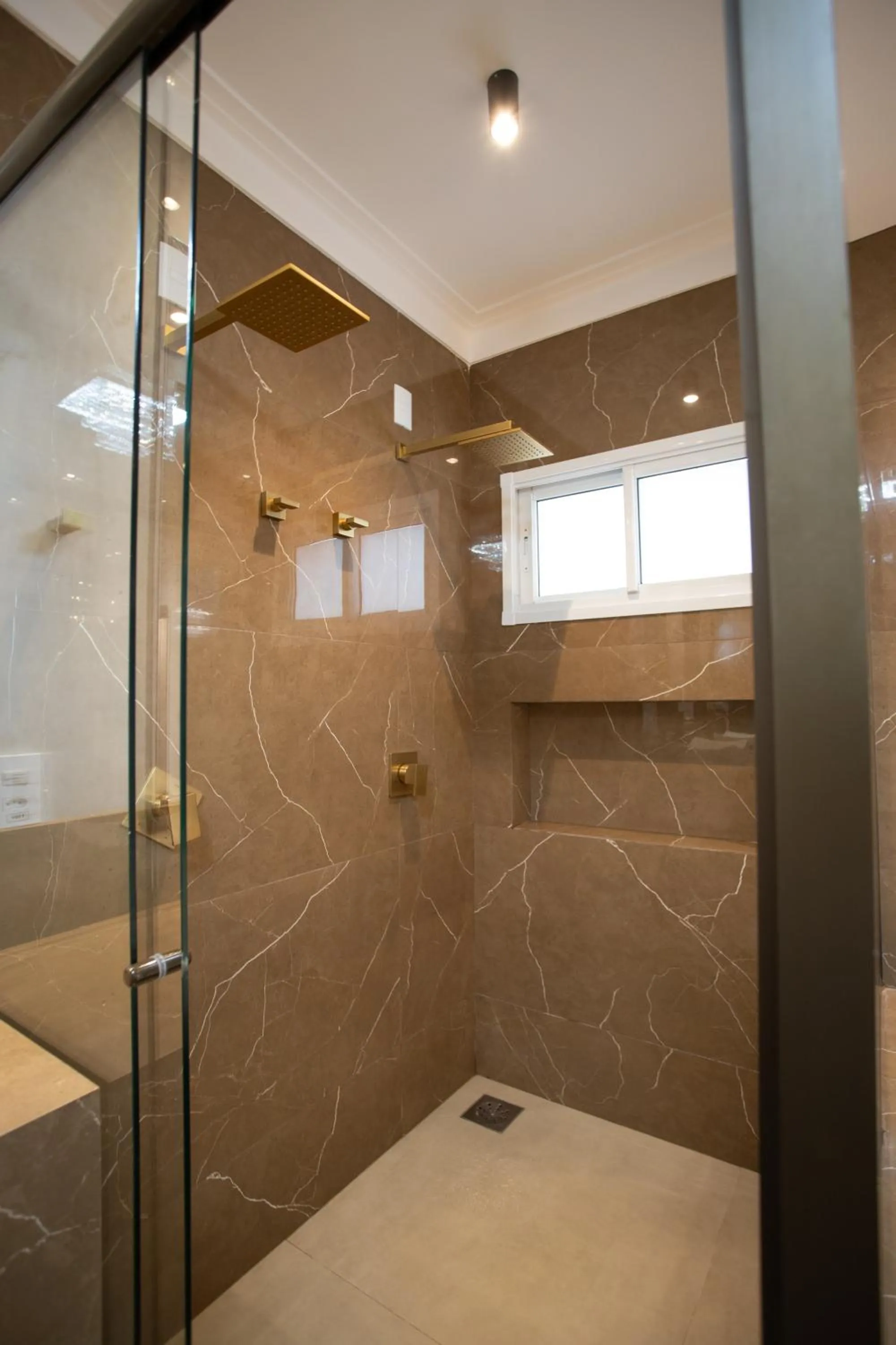 Shower in Ellus Hotel