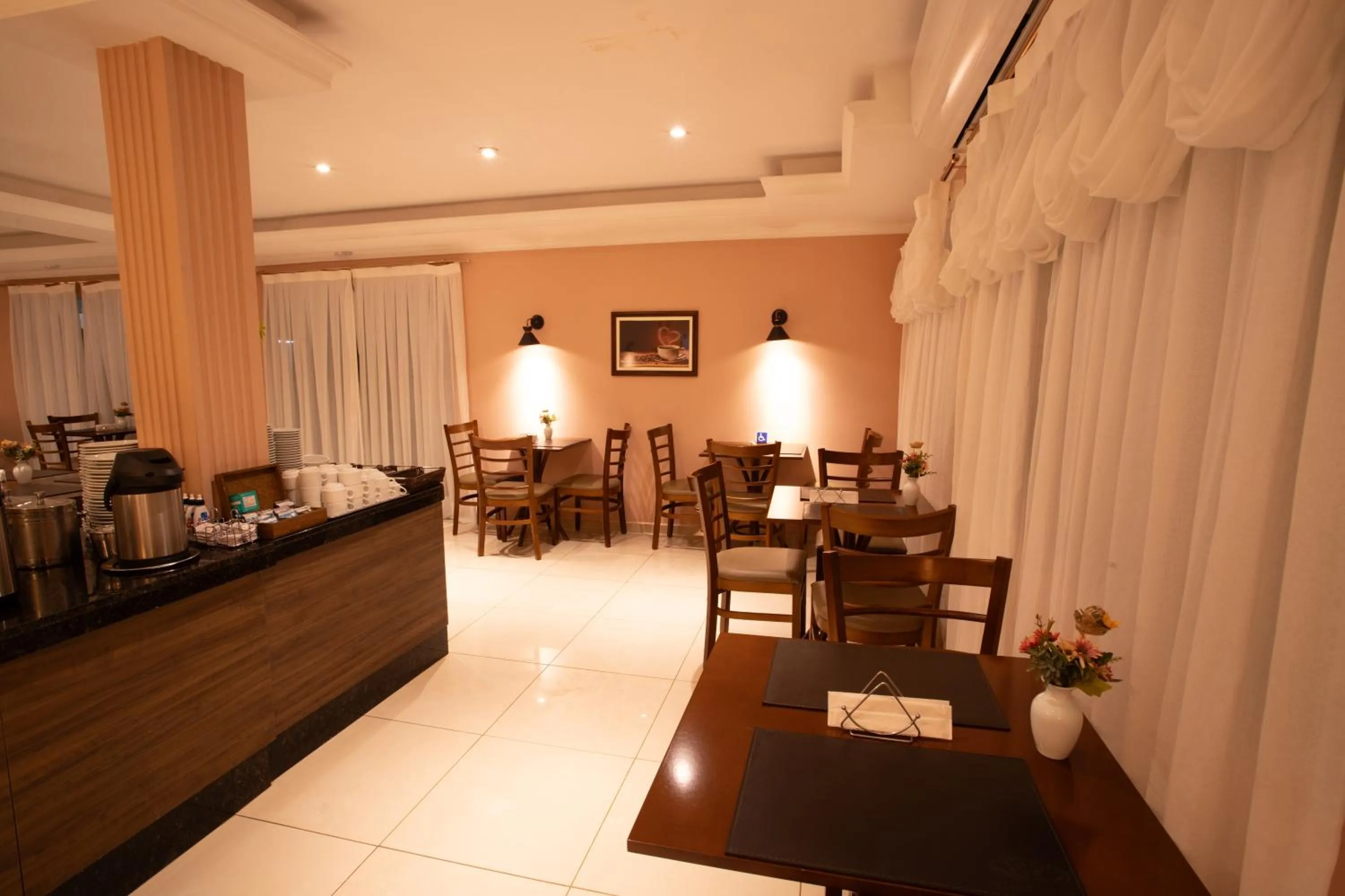 Restaurant/places to eat in Ellus Hotel