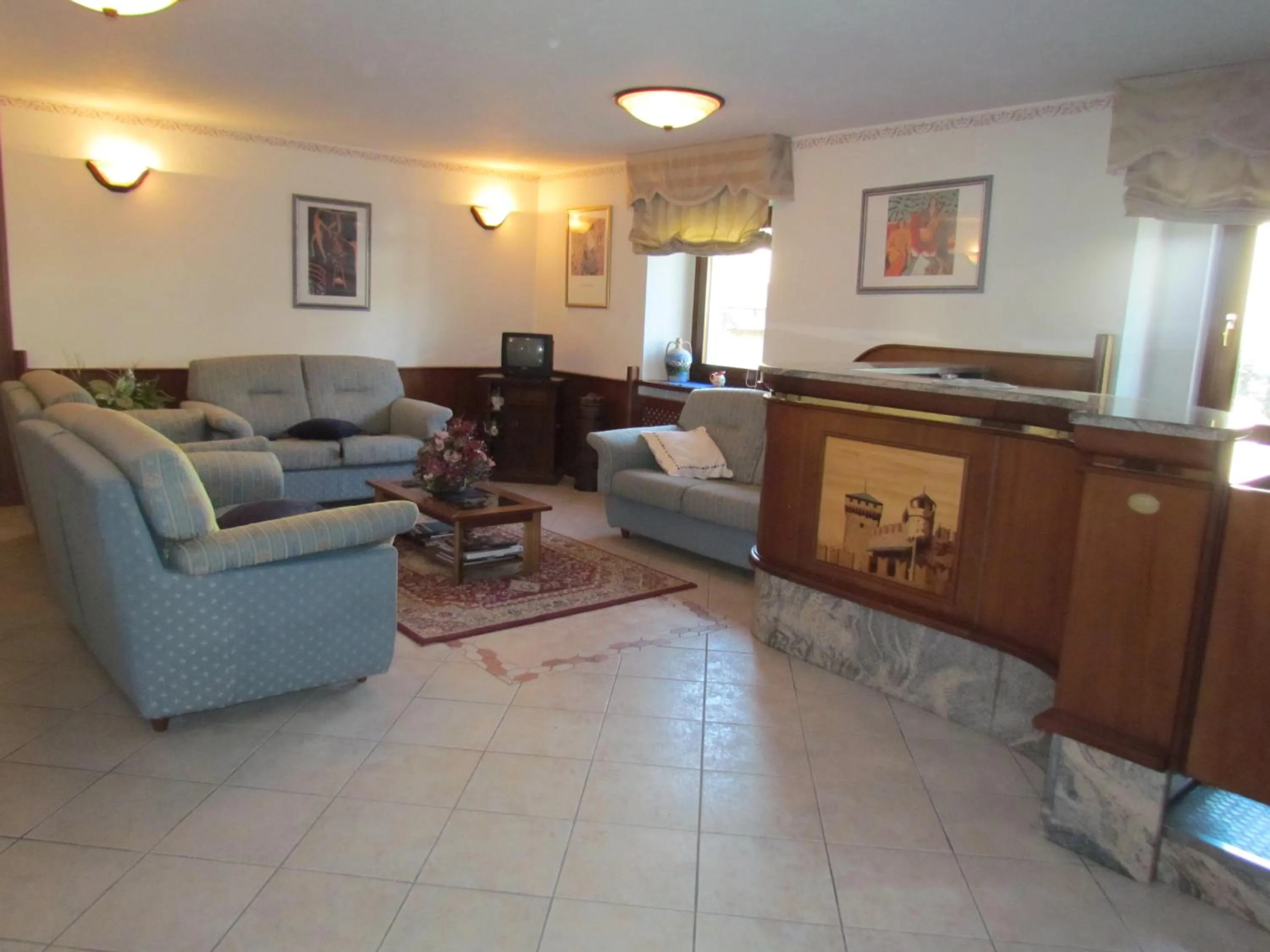 Communal lounge/ TV room in Residence Du Chateau