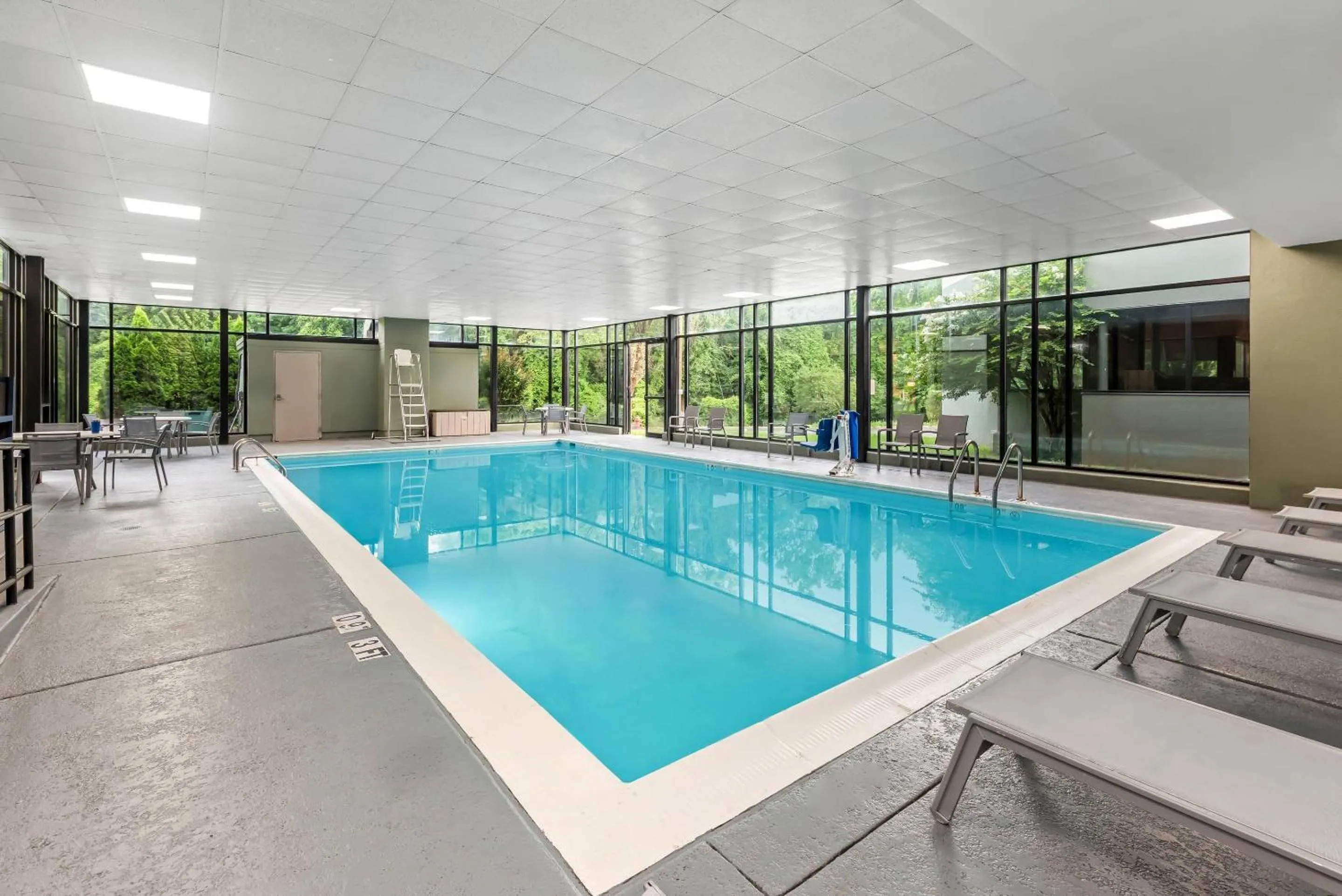 Swimming pool in Comfort Inn Largo-Washington DC East