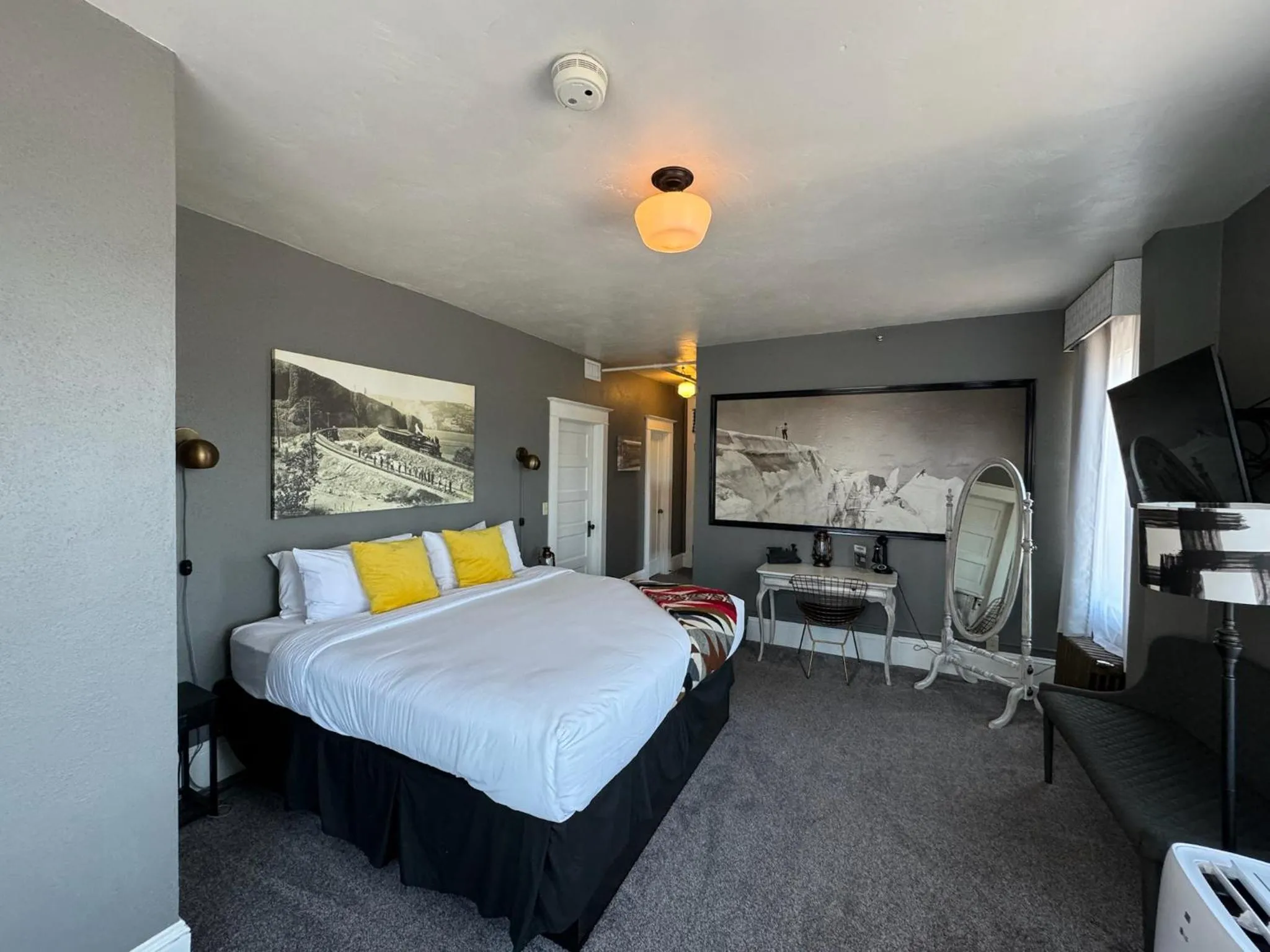 TV and multimedia, Bed in Hood River Hotel