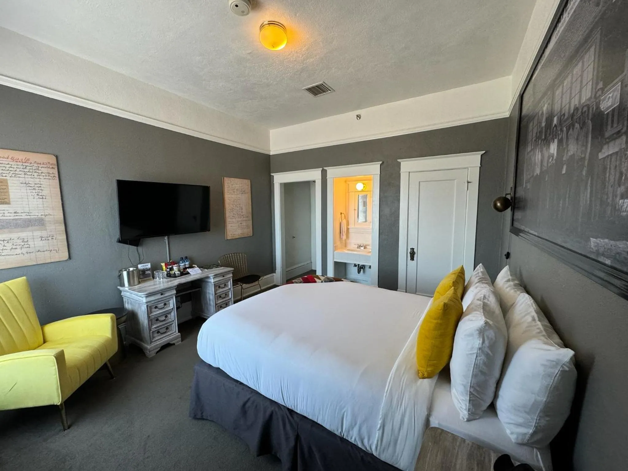 Bed in Hood River Hotel