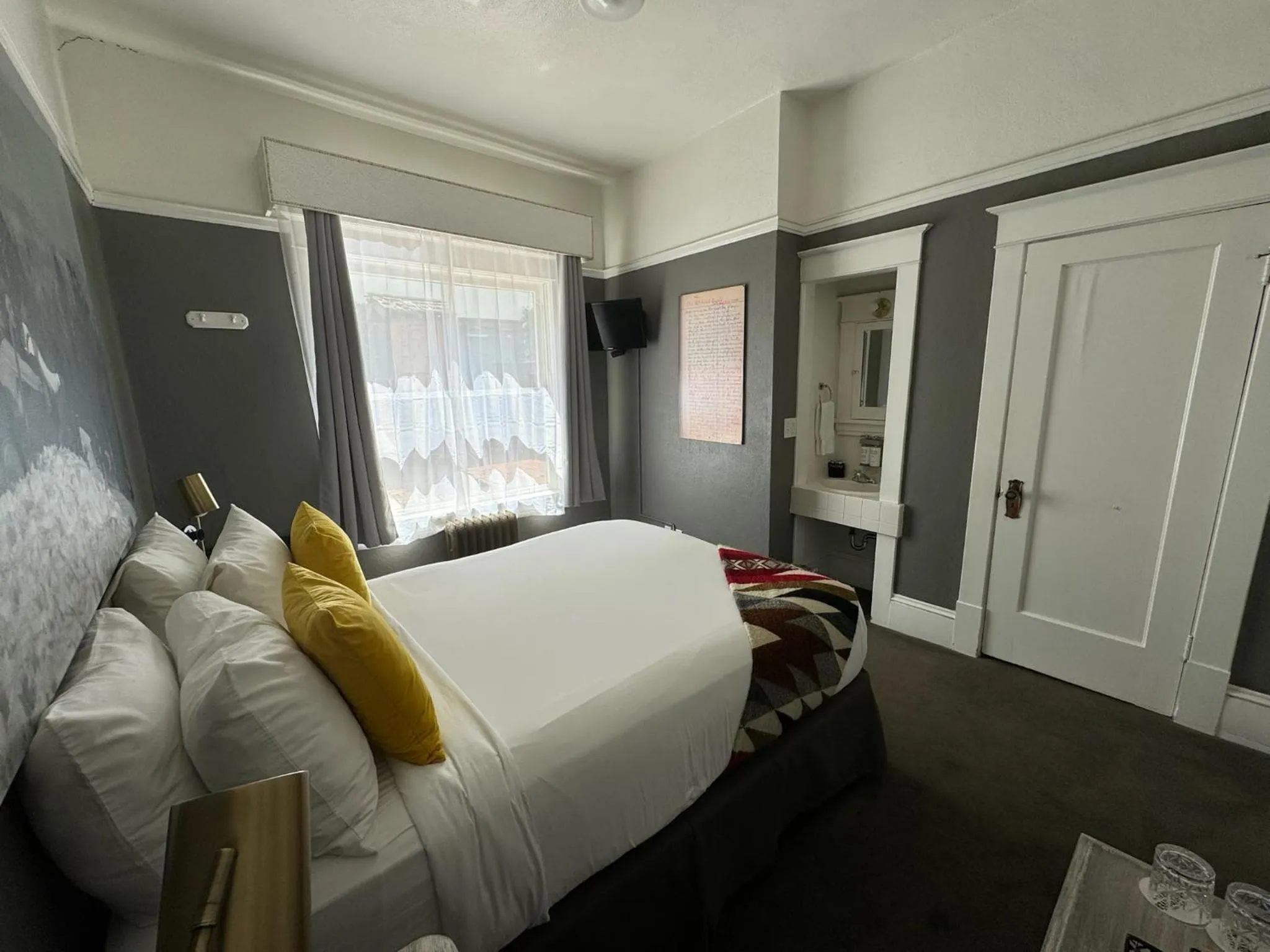 Bedroom, Bed in Hood River Hotel