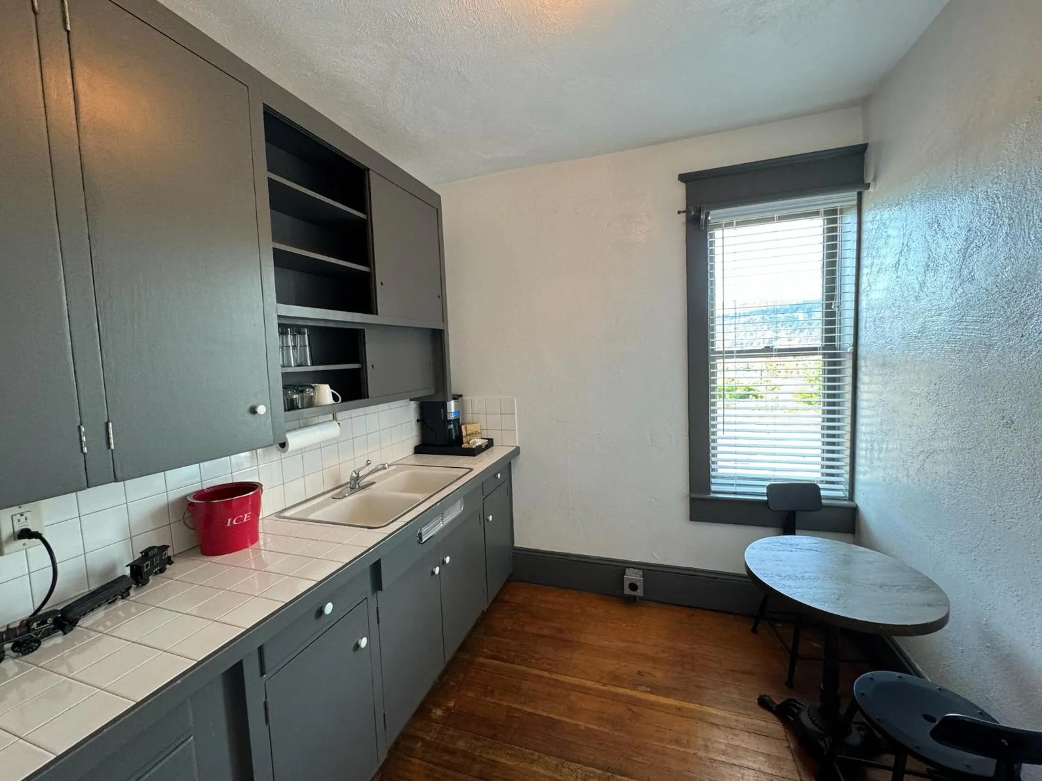 Coffee/tea facilities in Hood River Hotel