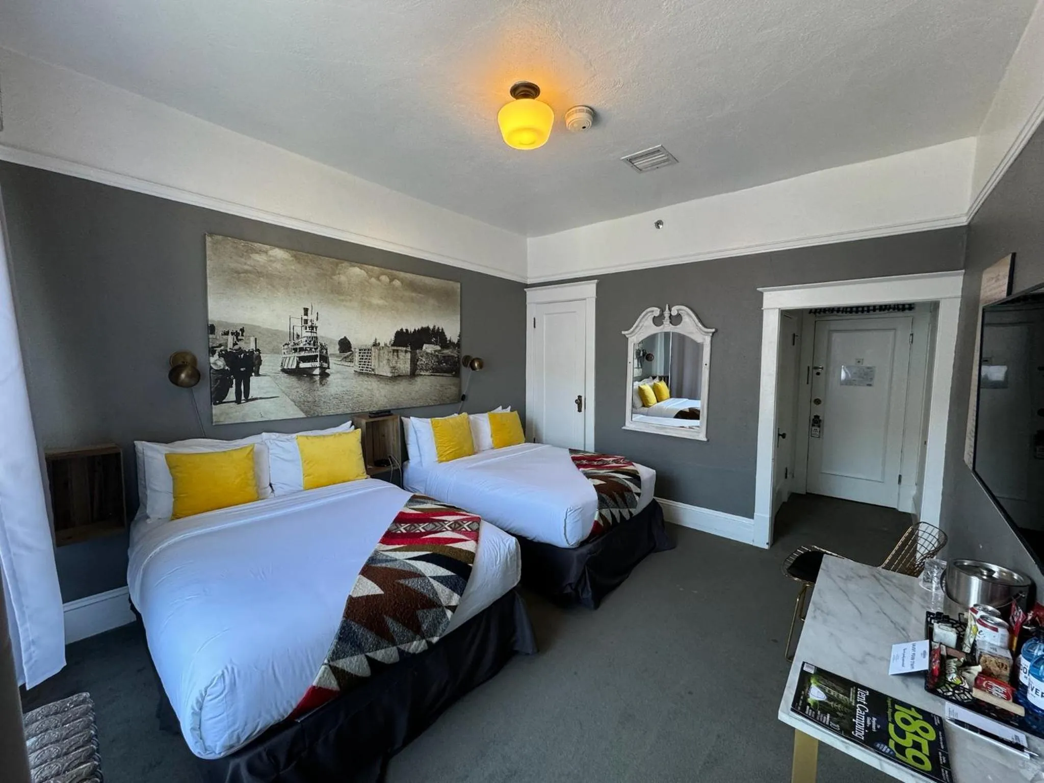 Bedroom, Bed in Hood River Hotel