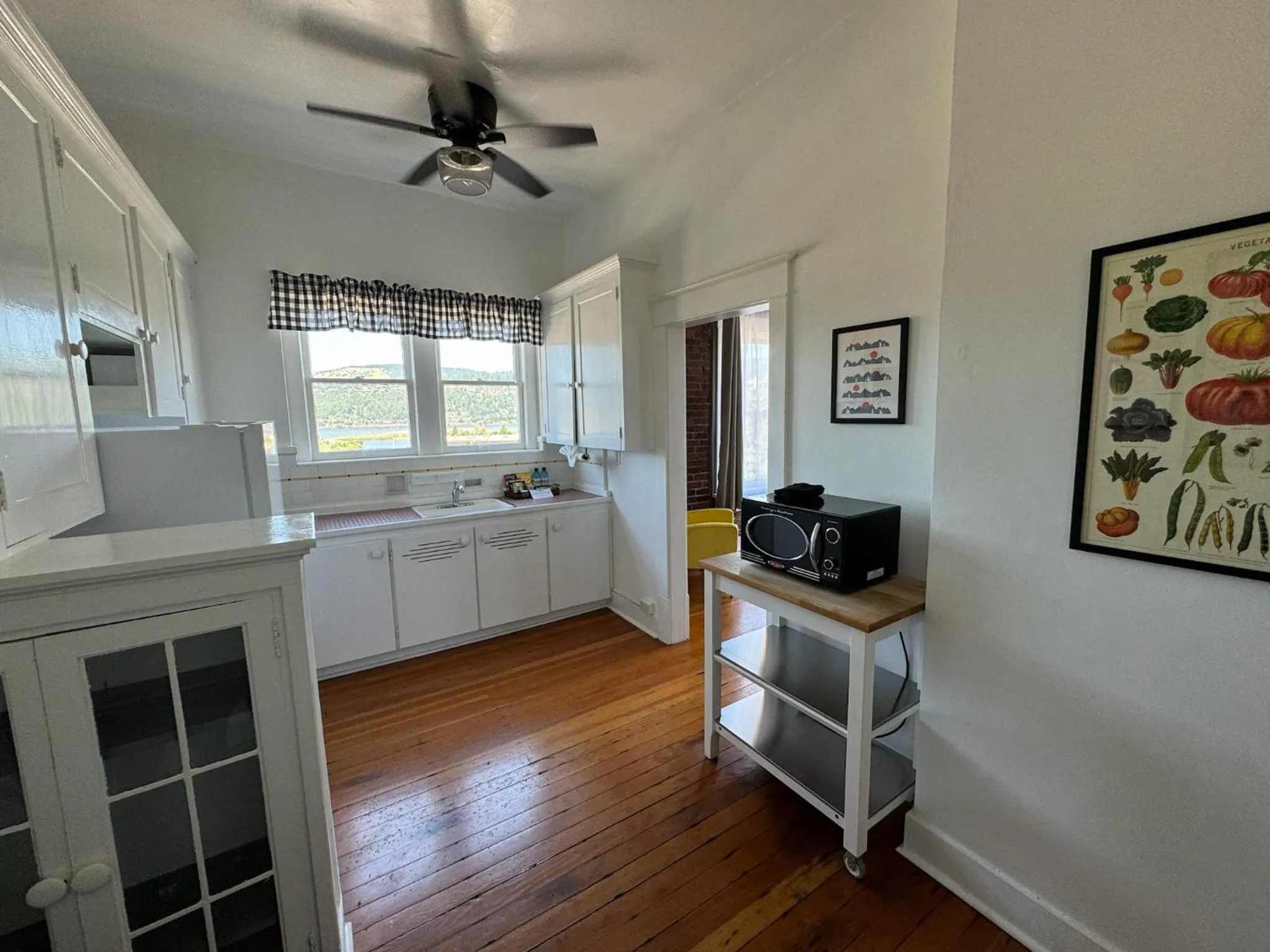 Kitchen or kitchenette in Hood River Hotel