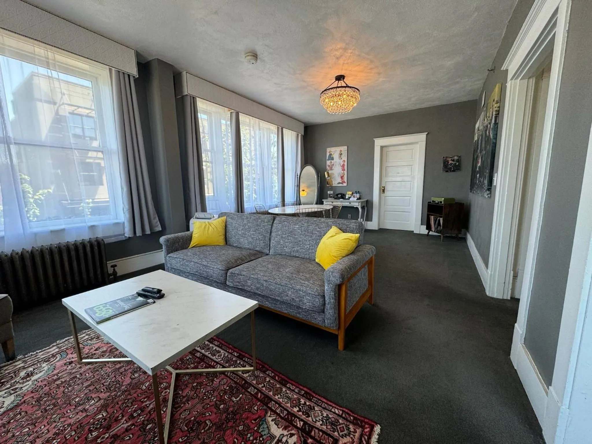 Living room, Bed in Hood River Hotel