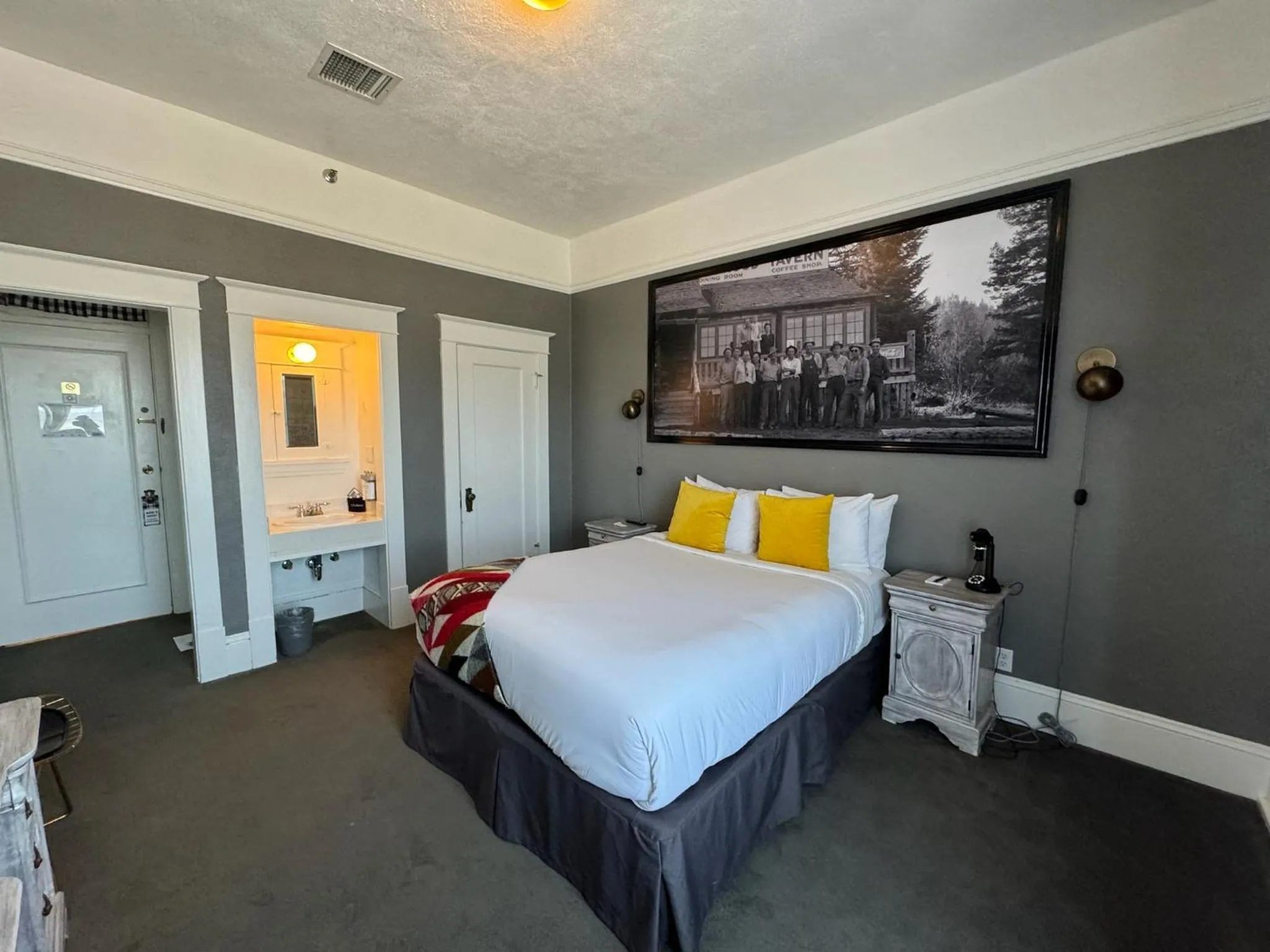 Bedroom, Bed in Hood River Hotel