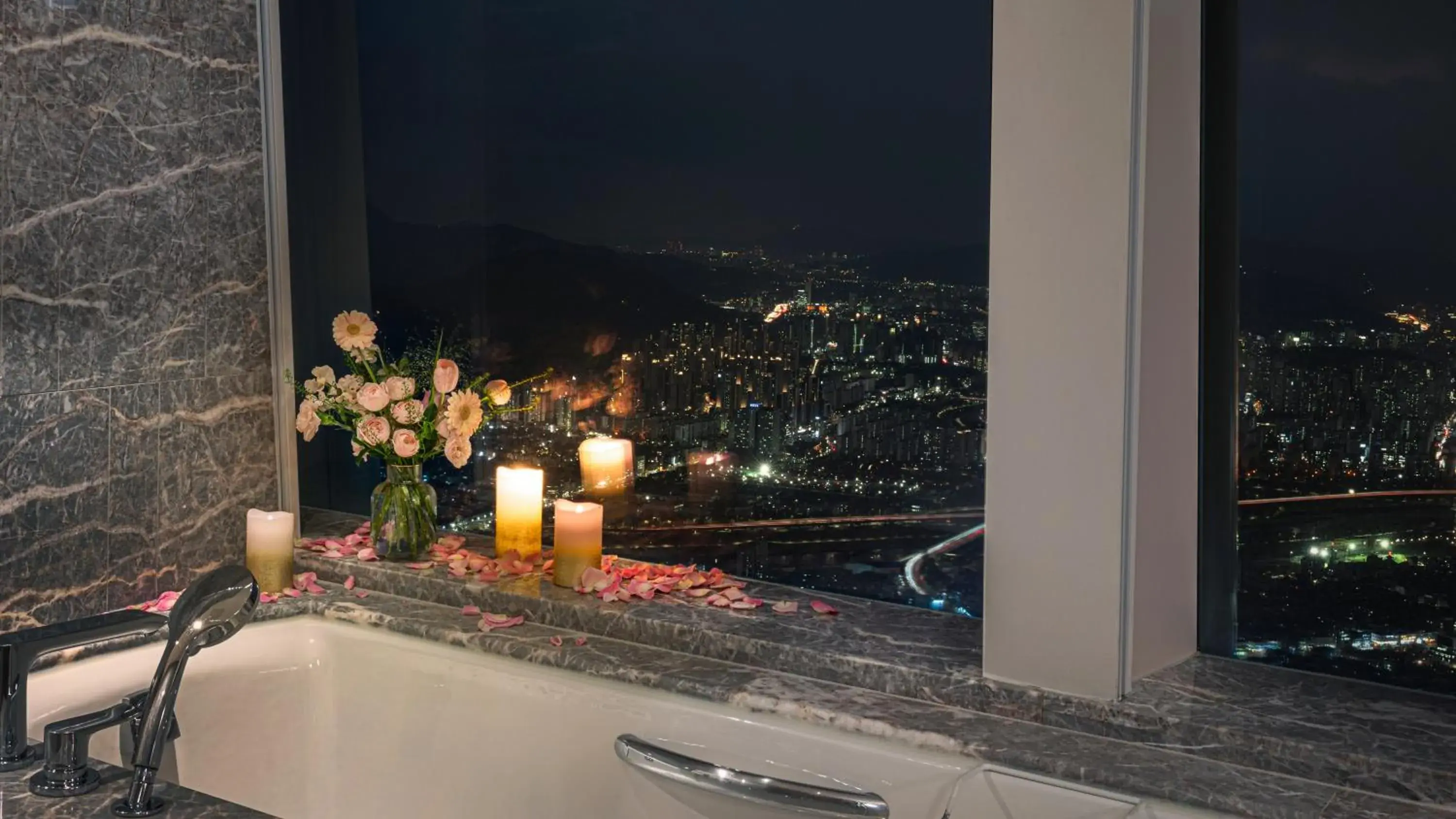 SIGNIEL Premier Twin Scenic Bath - single occupancy in Signiel Seoul SIGNIEL Premier Twin Scenic Bath - single occupancy in Signiel Seoul