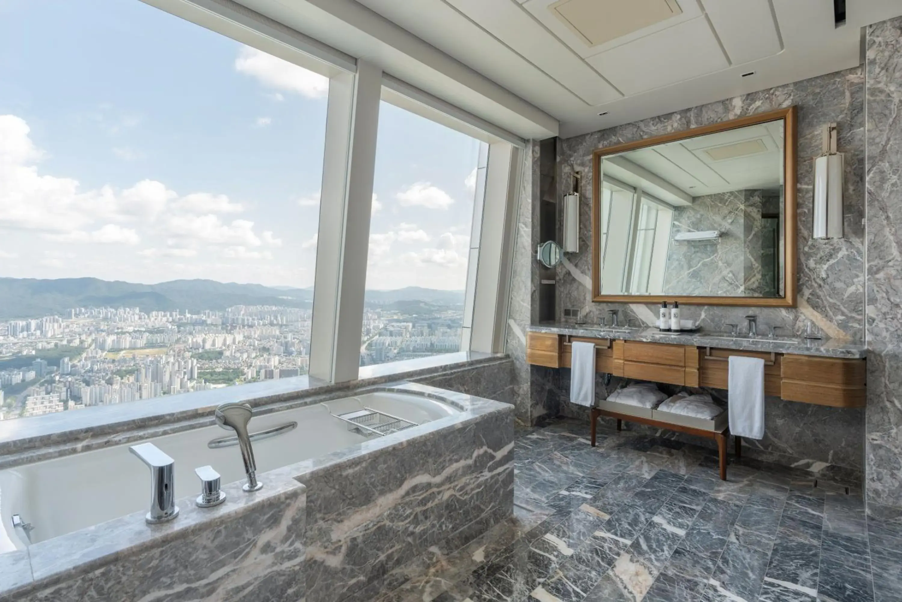Premier Suite Double Scenic Bath in Signiel Seoul Premier Suite Double Scenic Bath in Signiel Seoul