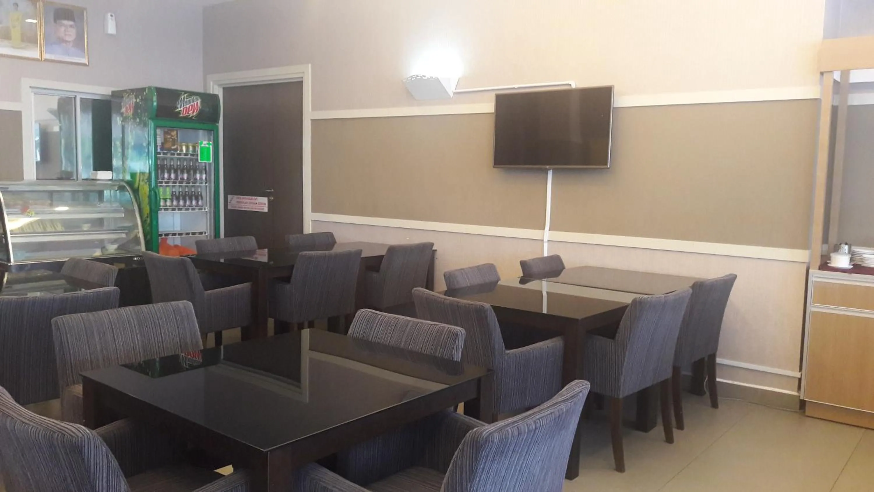 Restaurant/places to eat in Kosma Business Hotel