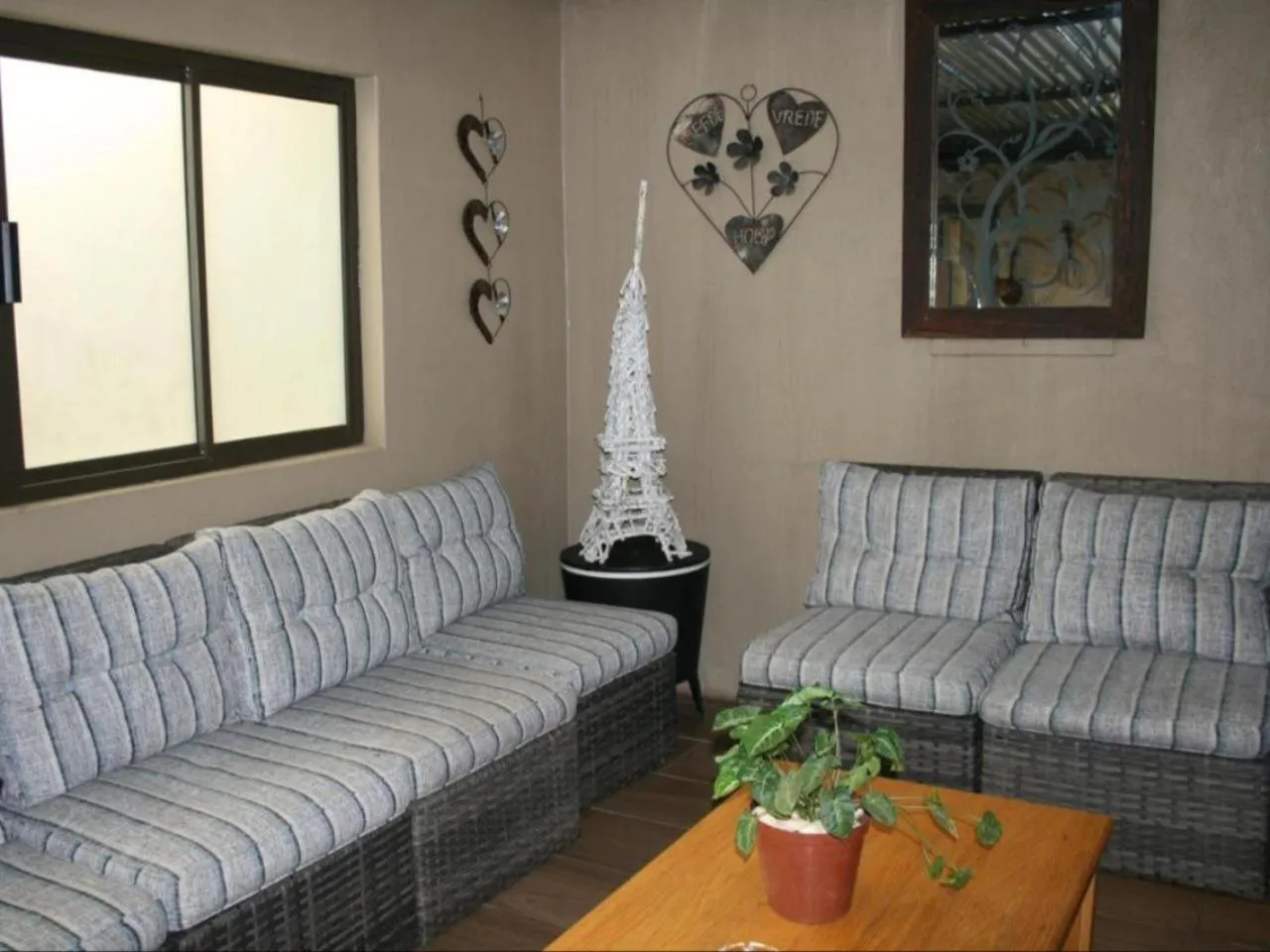 Communal lounge/ TV room in La Belle Guesthouse Parys