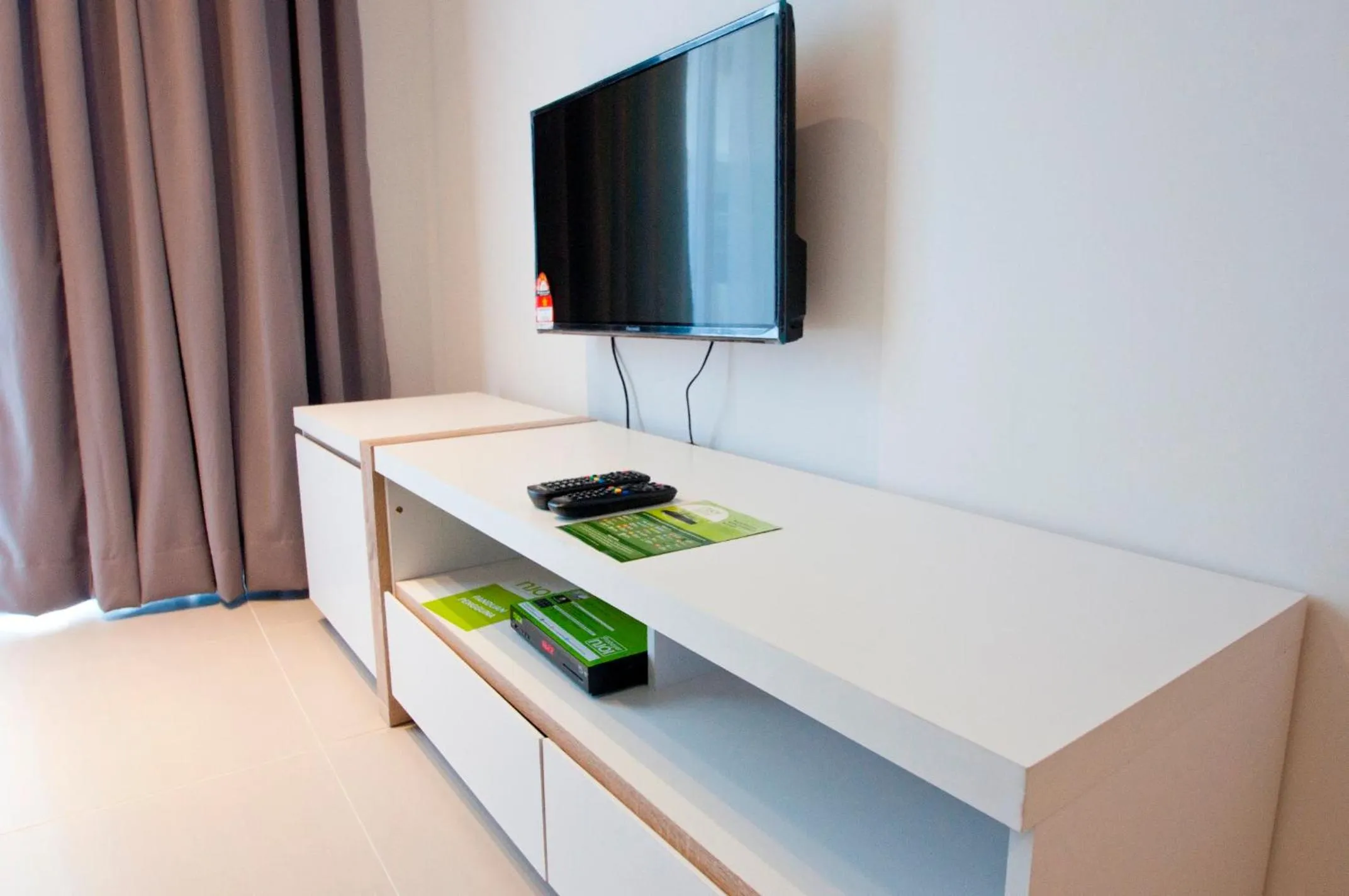 TV and multimedia in DreamScape Apartment @ Golden Hill