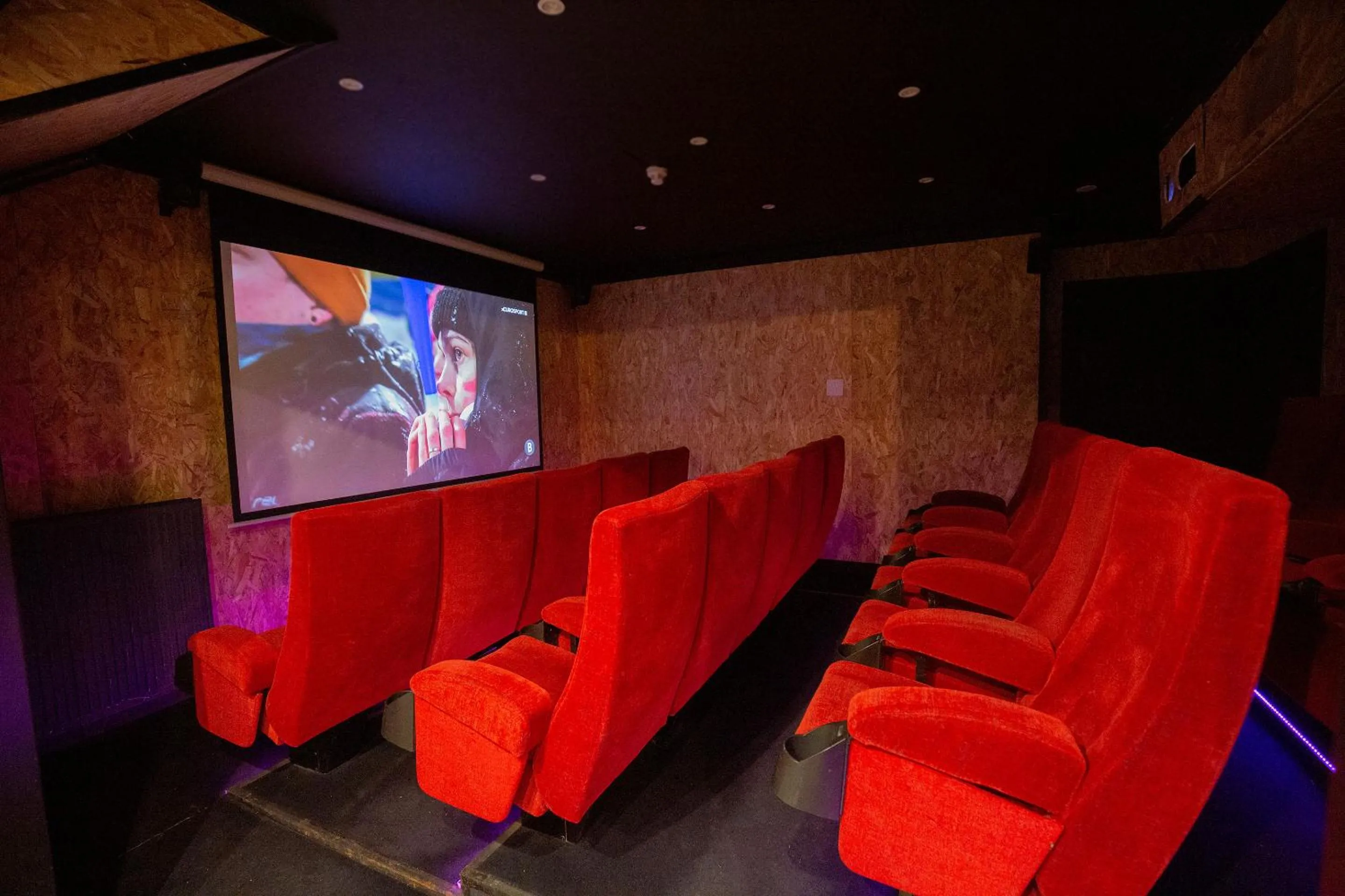 Communal lounge/ TV room in Hotel Camellot by Nexta