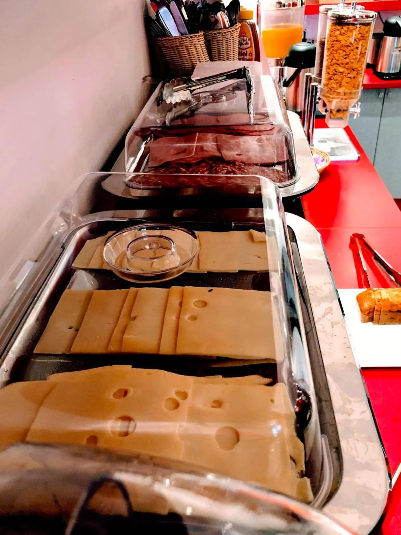 Restaurant/places to eat in Hotel Migny Opéra Montmartre