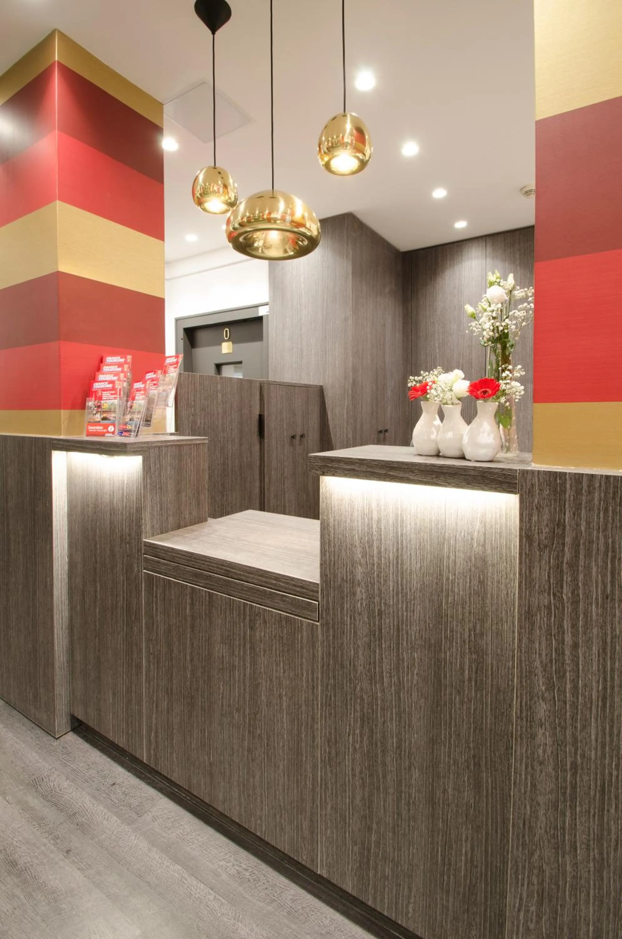 Lobby or reception in Hotel Migny Opéra Montmartre