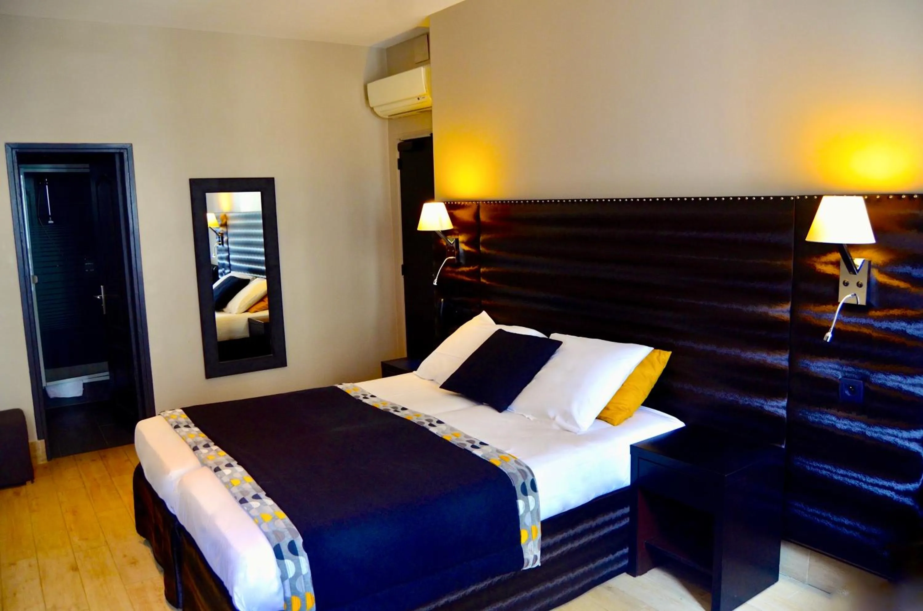 Bed in Hotel Migny Opéra Montmartre